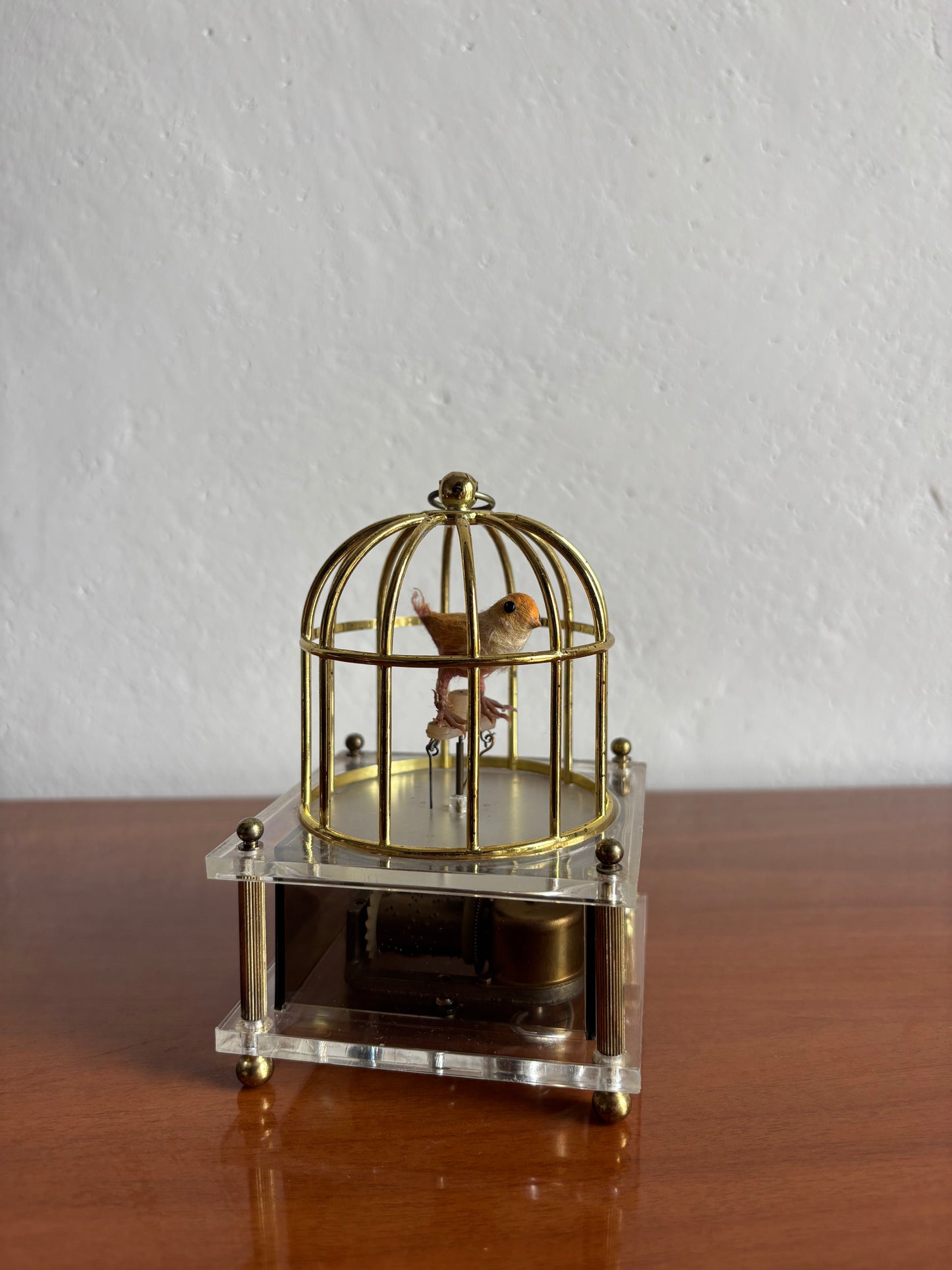 Vogel in Käfig mit Vintage‑Spieluhr