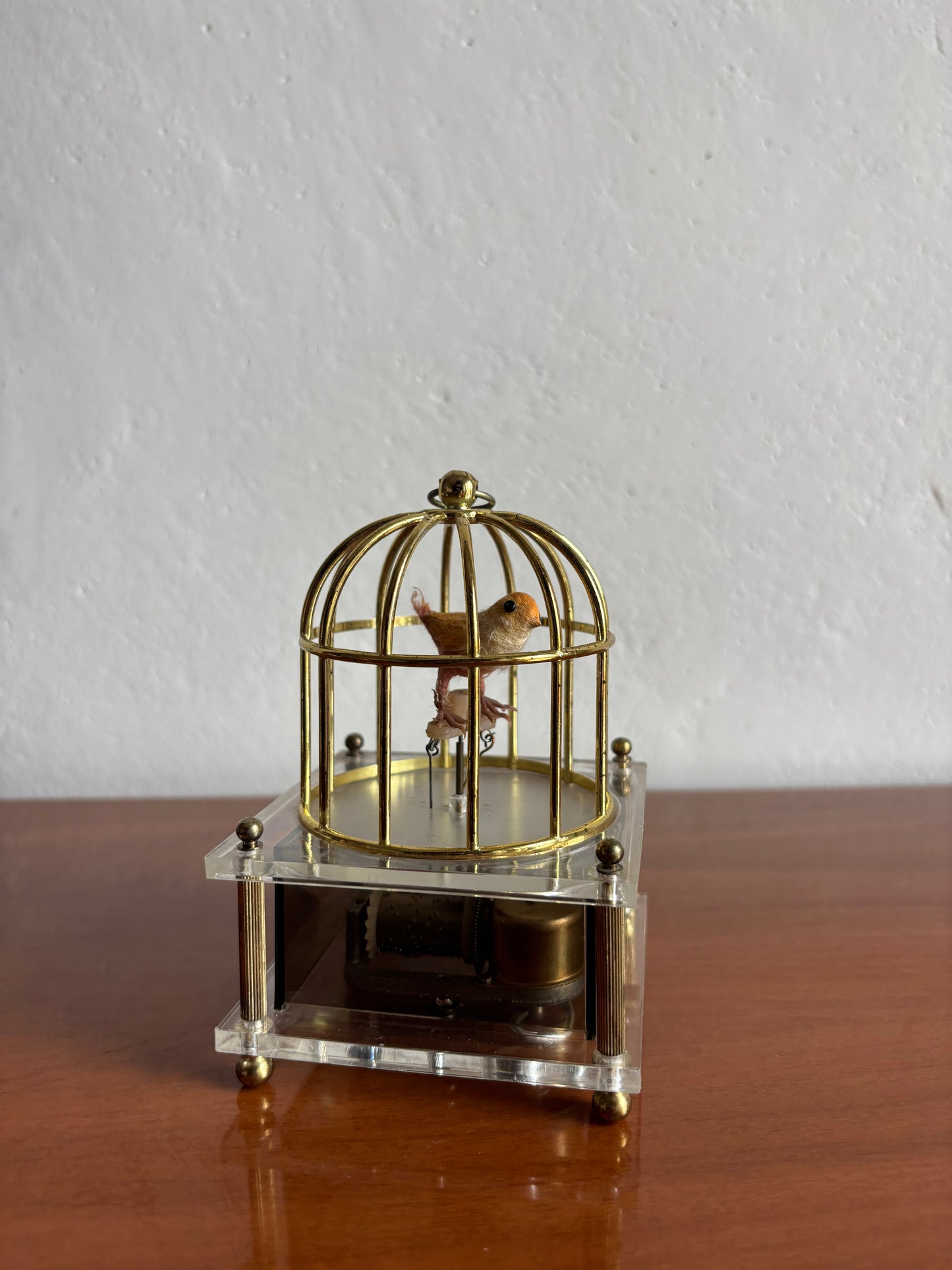 Vogel in Käfig mit Vintage‑Spieluhr