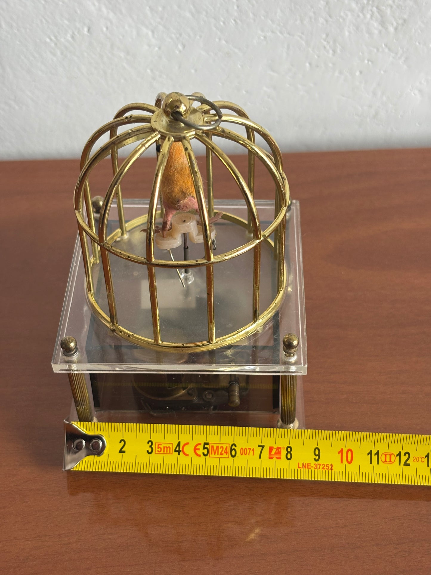 Vogel in Käfig mit Vintage‑Spieluhr