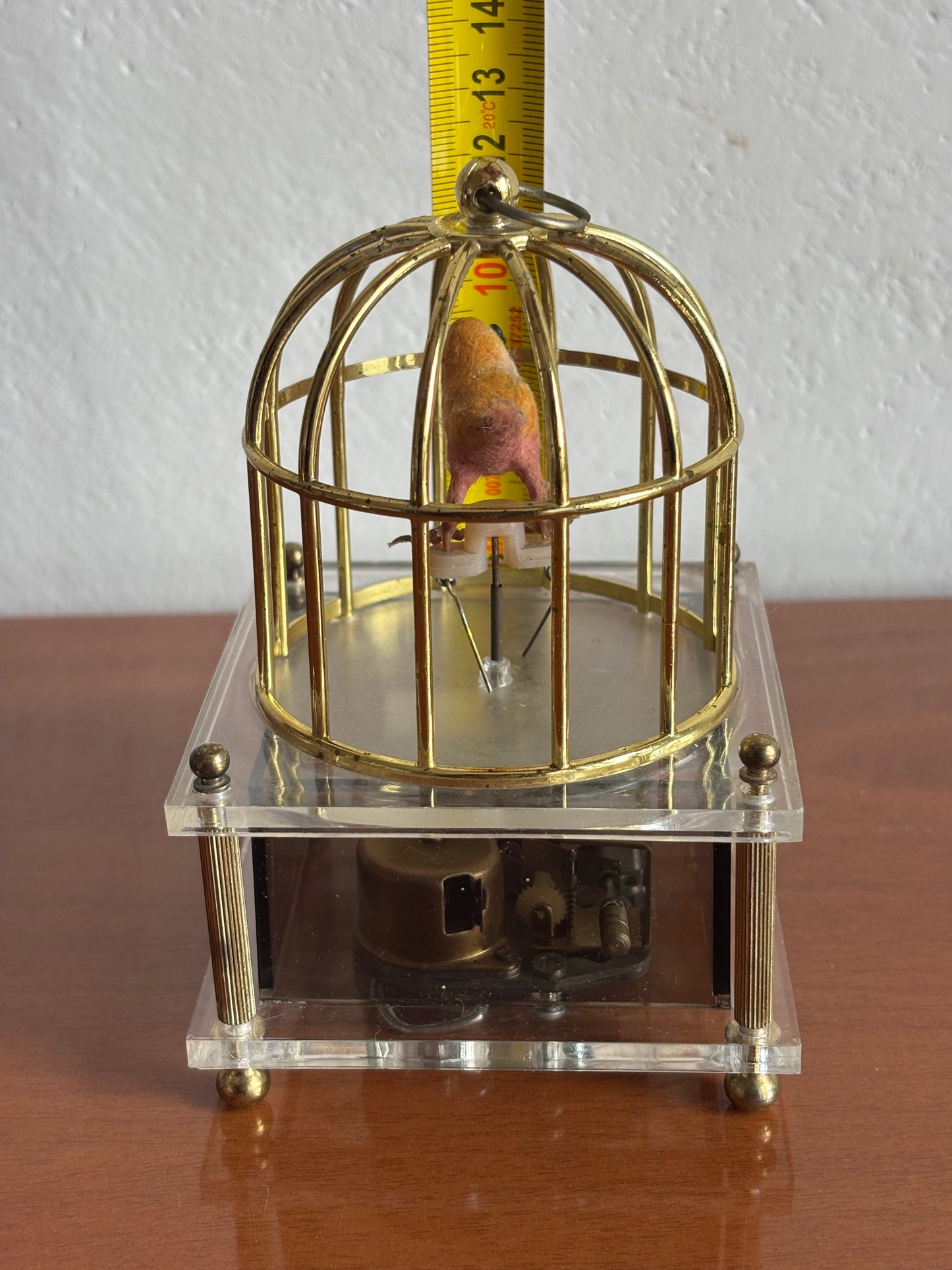Vogel in Käfig mit Vintage‑Spieluhr