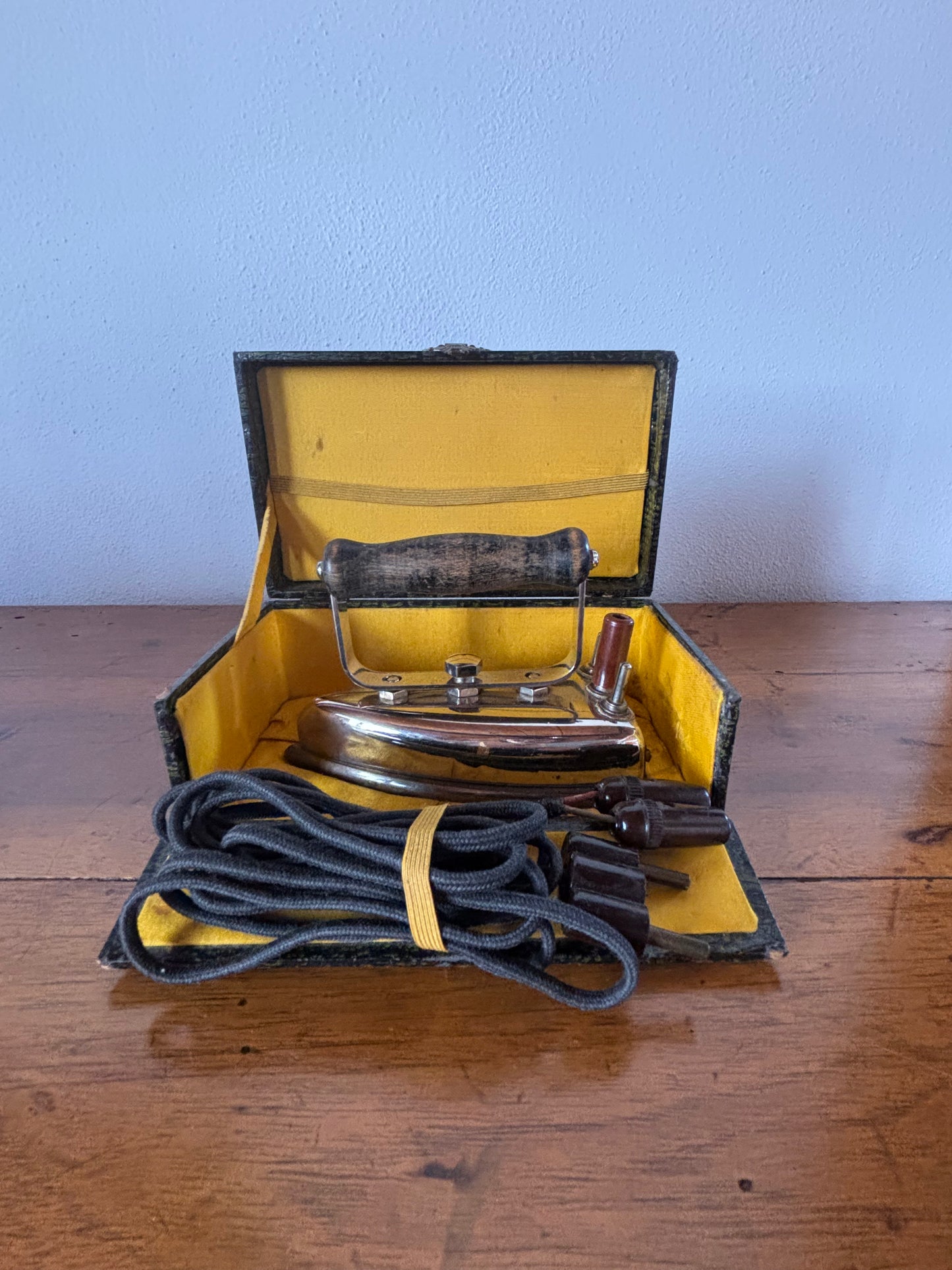 Ferro da Stiro Portatile Vintage con Manico in Legno