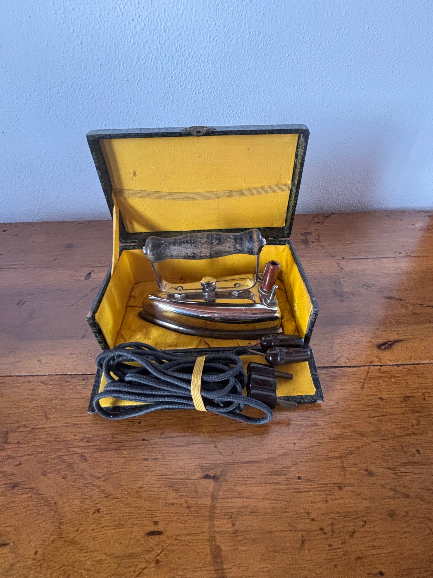 Ferro da Stiro Portatile Vintage con Manico in Legno