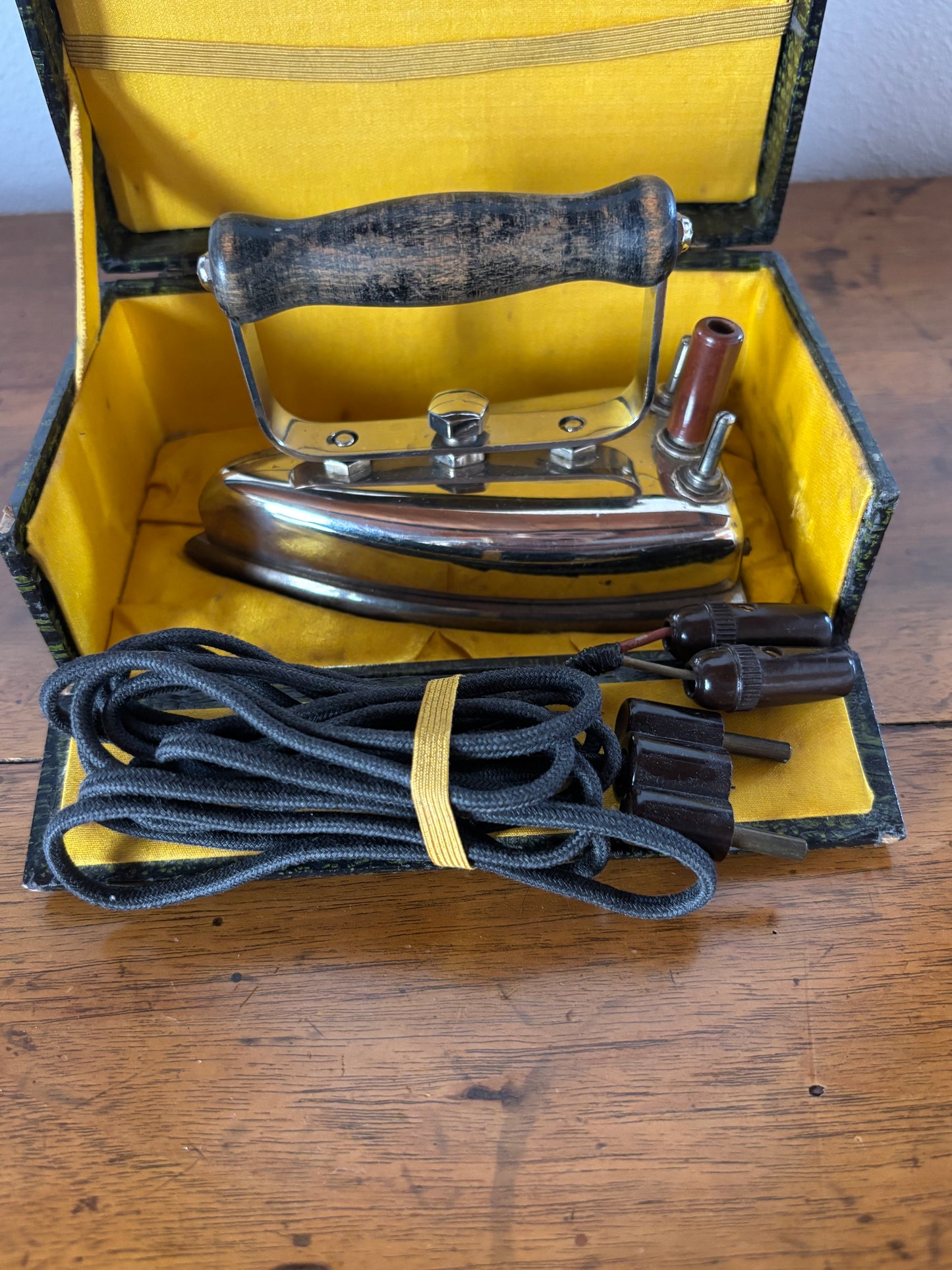 Ferro da Stiro Portatile Vintage con Manico in Legno