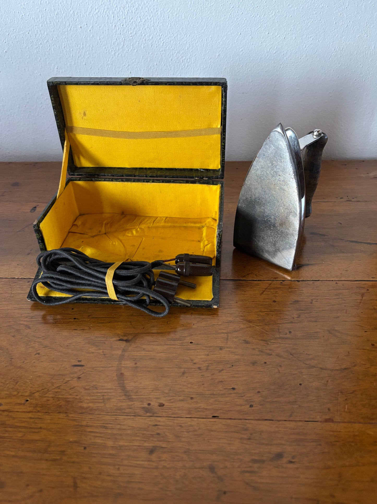 Ferro da Stiro Portatile Vintage con Manico in Legno