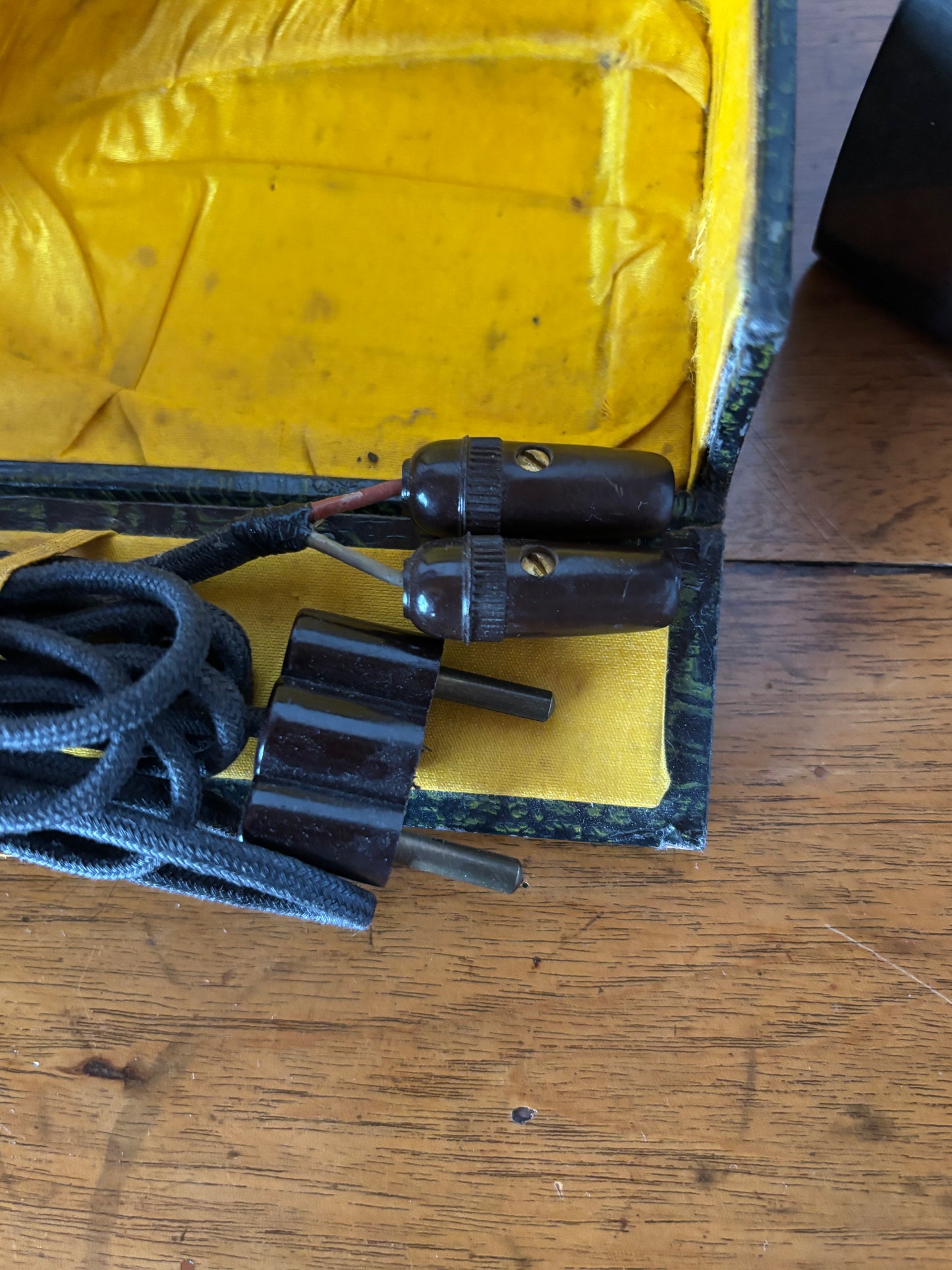 Ferro da Stiro Portatile Vintage con Manico in Legno