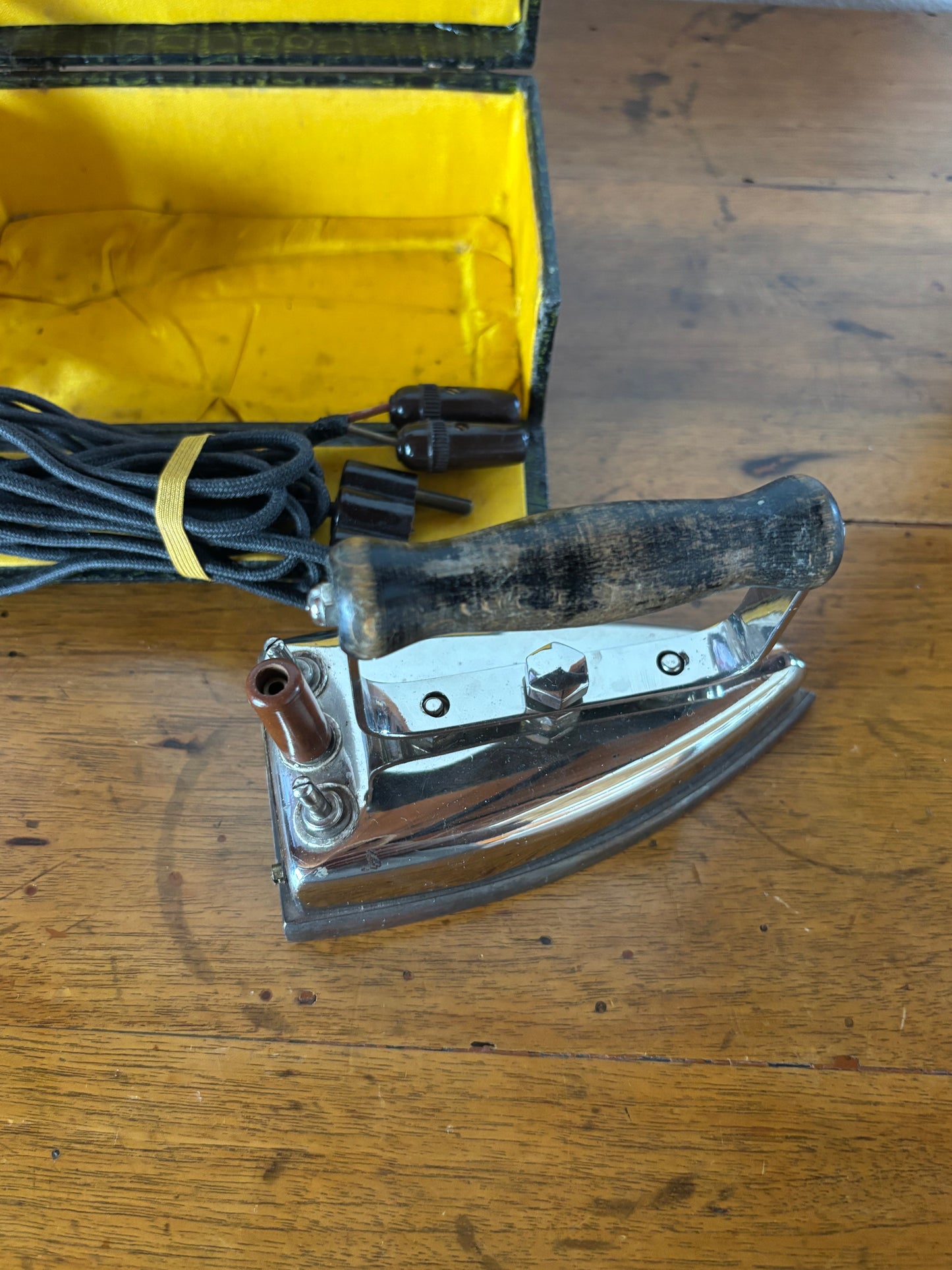 Ferro da Stiro Portatile Vintage con Manico in Legno