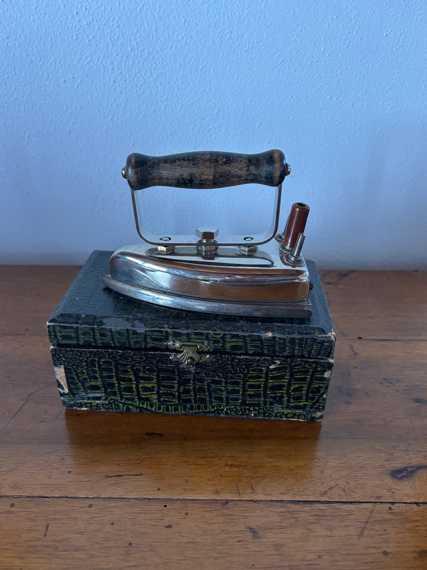 Ferro da Stiro Portatile Vintage con Manico in Legno