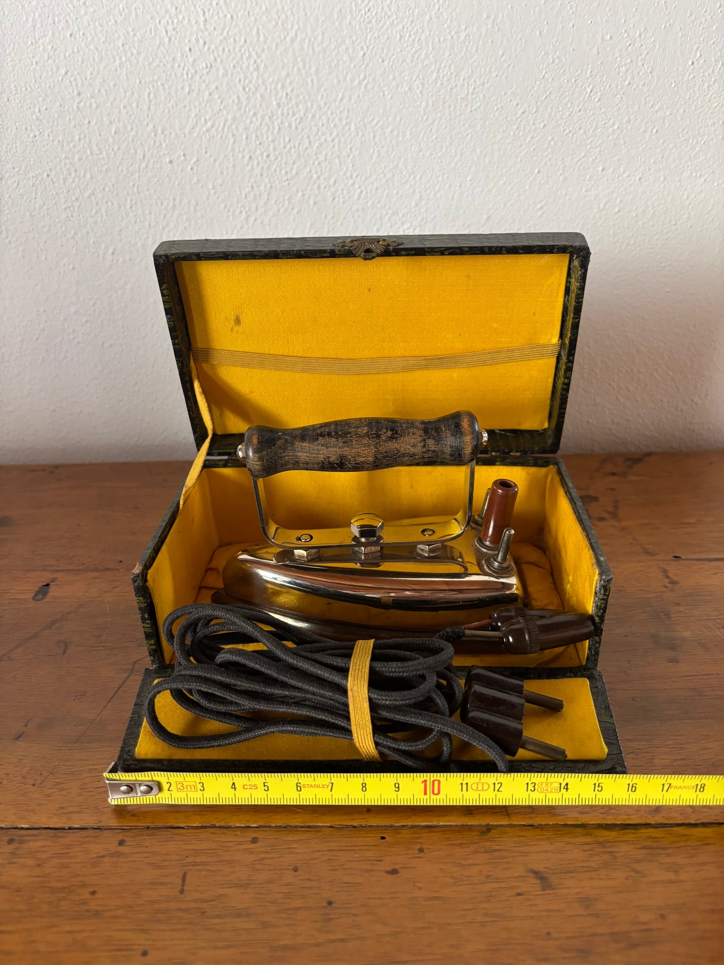 Ferro da Stiro Portatile Vintage con Manico in Legno