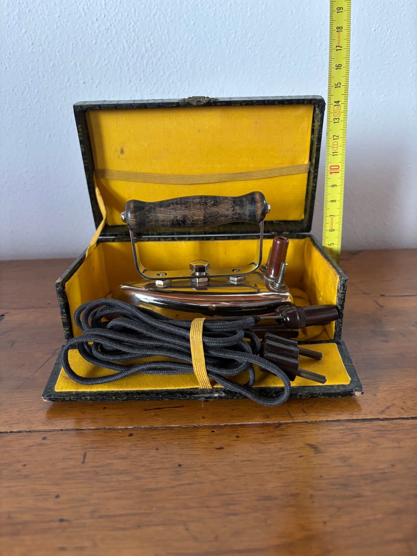 Ferro da Stiro Portatile Vintage con Manico in Legno
