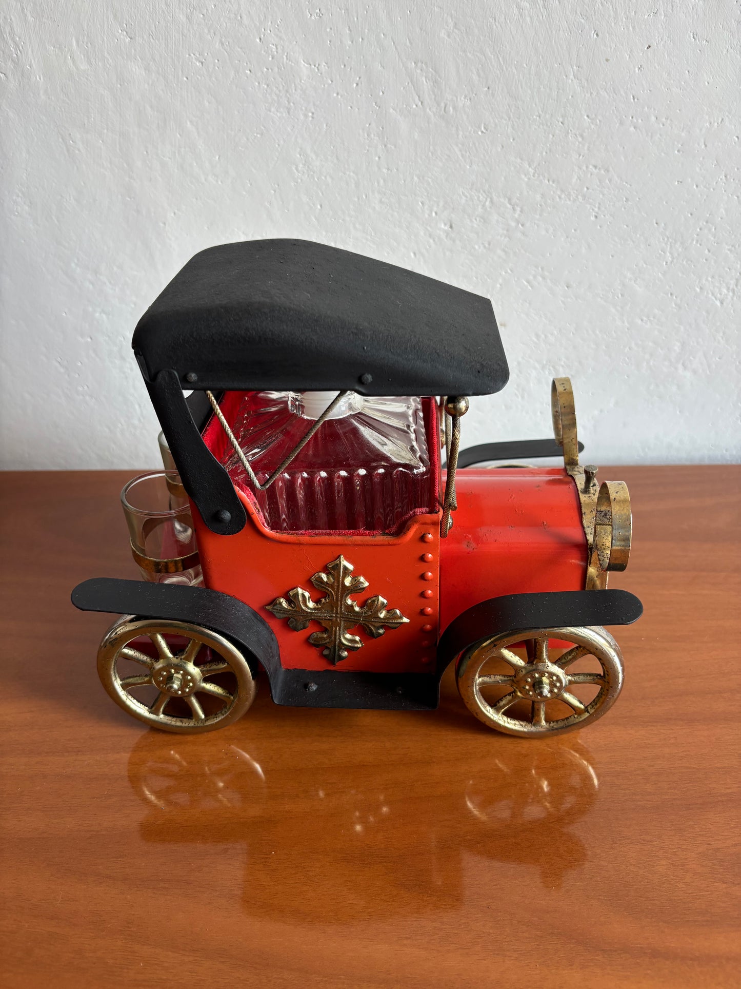 Carillon vintage da collezione a forma di automobile “Modello T” con bottiglia e bicchierini