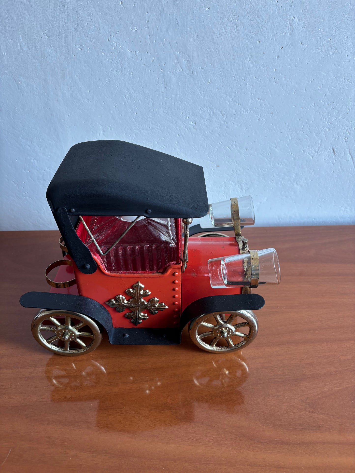 Carillon vintage da collezione a forma di automobile “Modello T” con bottiglia e bicchierini