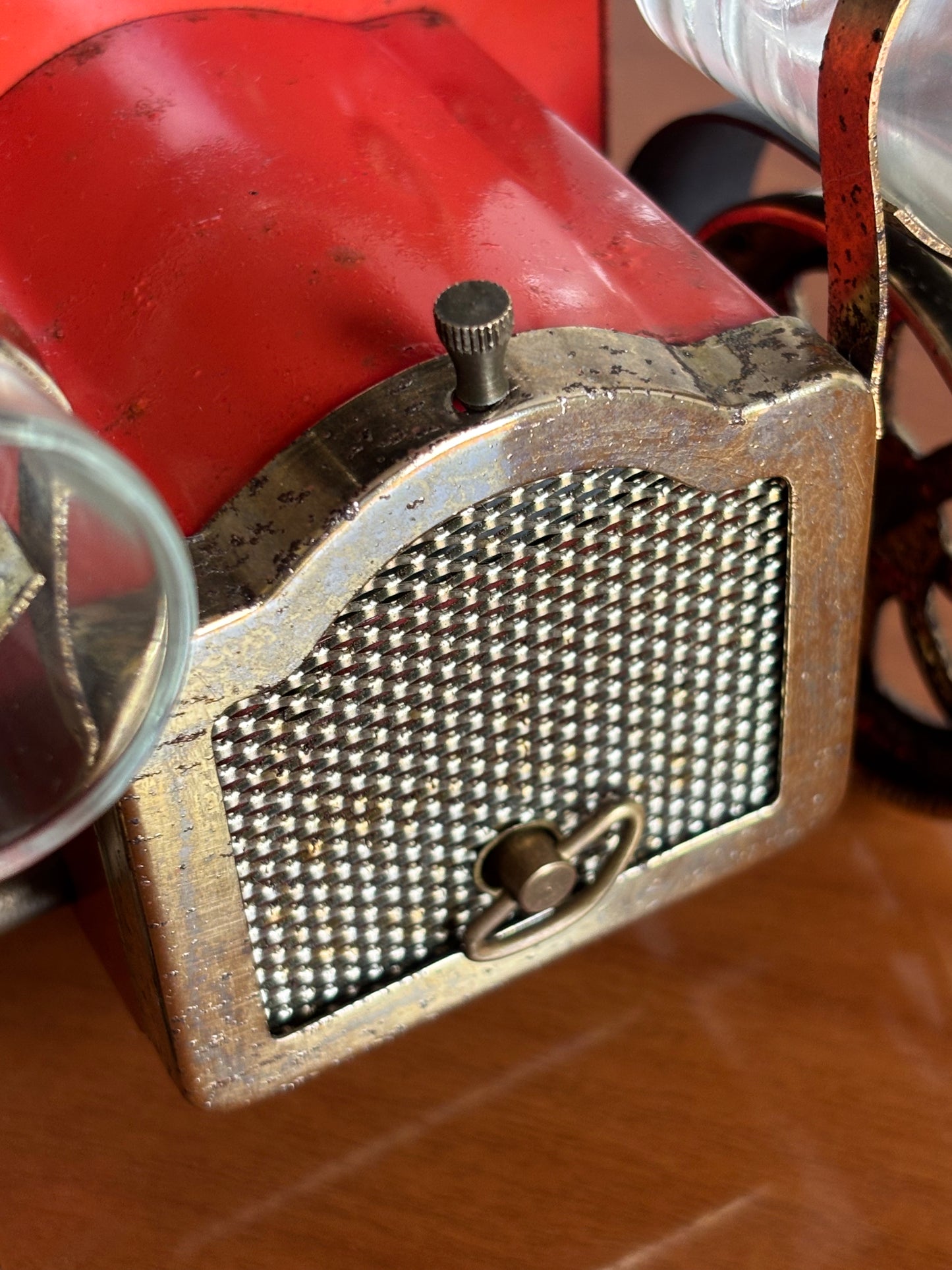 Carillon vintage da collezione a forma di automobile “Modello T” con bottiglia e bicchierini