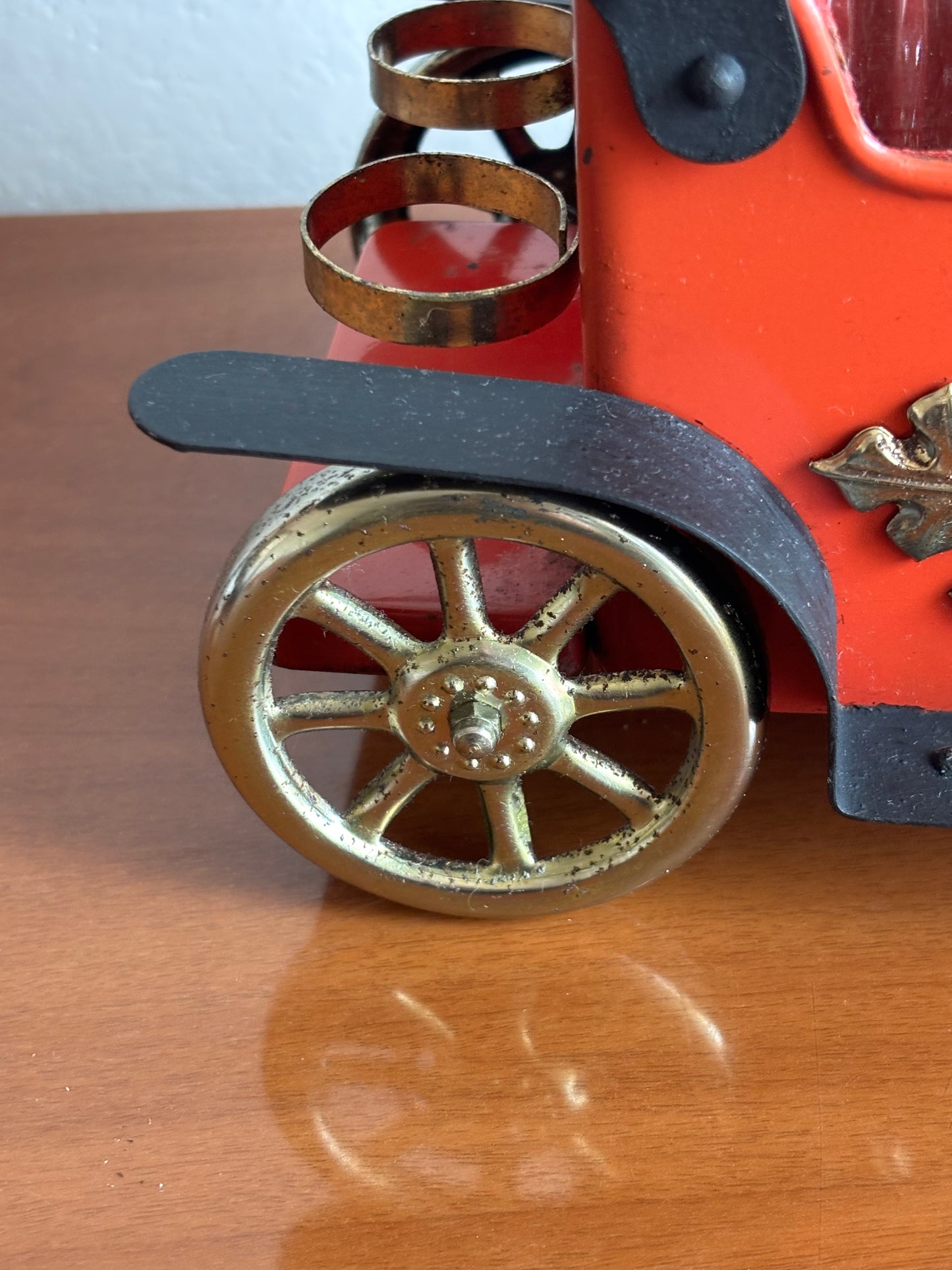 Carillon vintage da collezione a forma di automobile “Modello T” con bottiglia e bicchierini