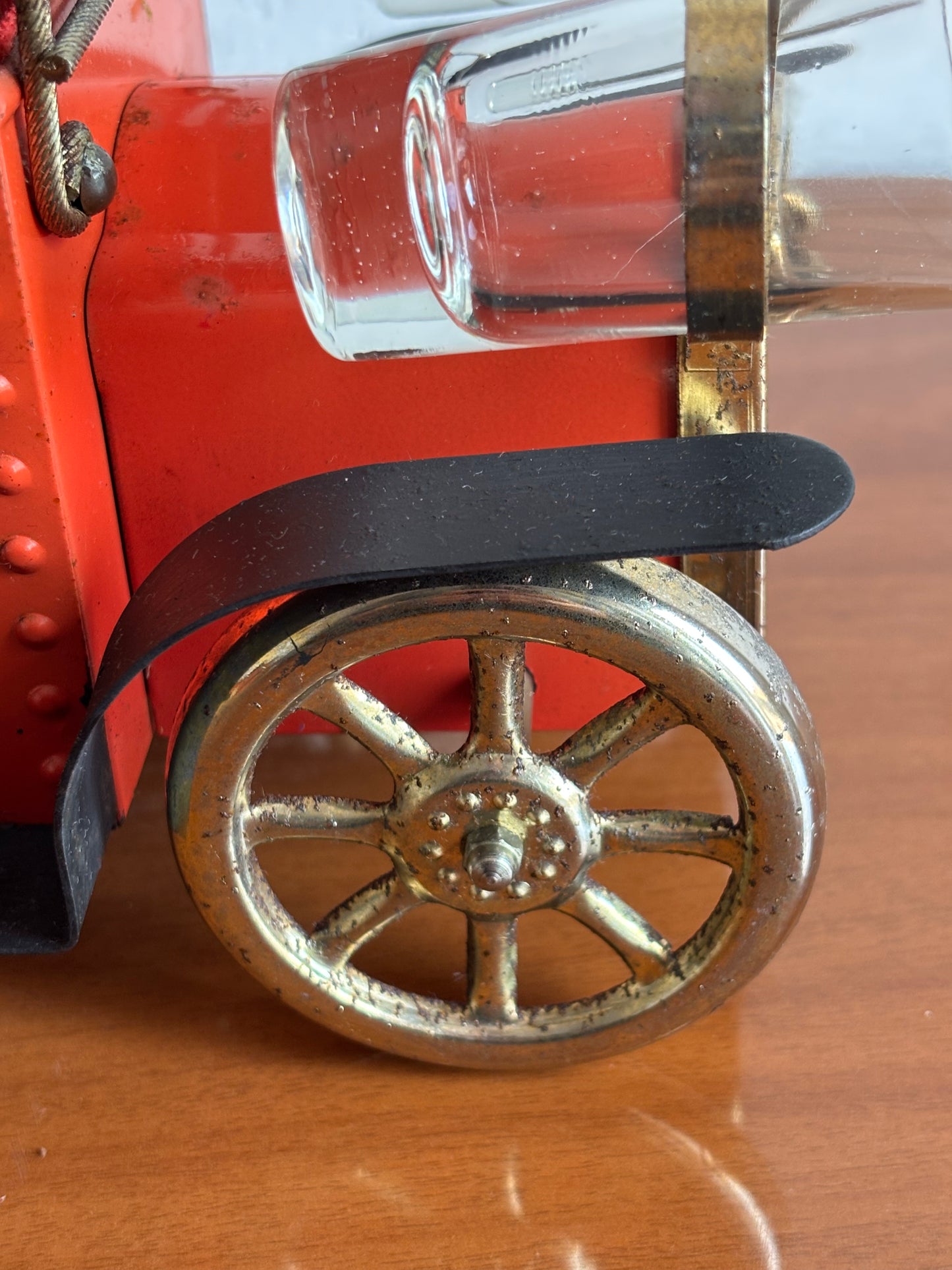Carillon vintage da collezione a forma di automobile “Modello T” con bottiglia e bicchierini