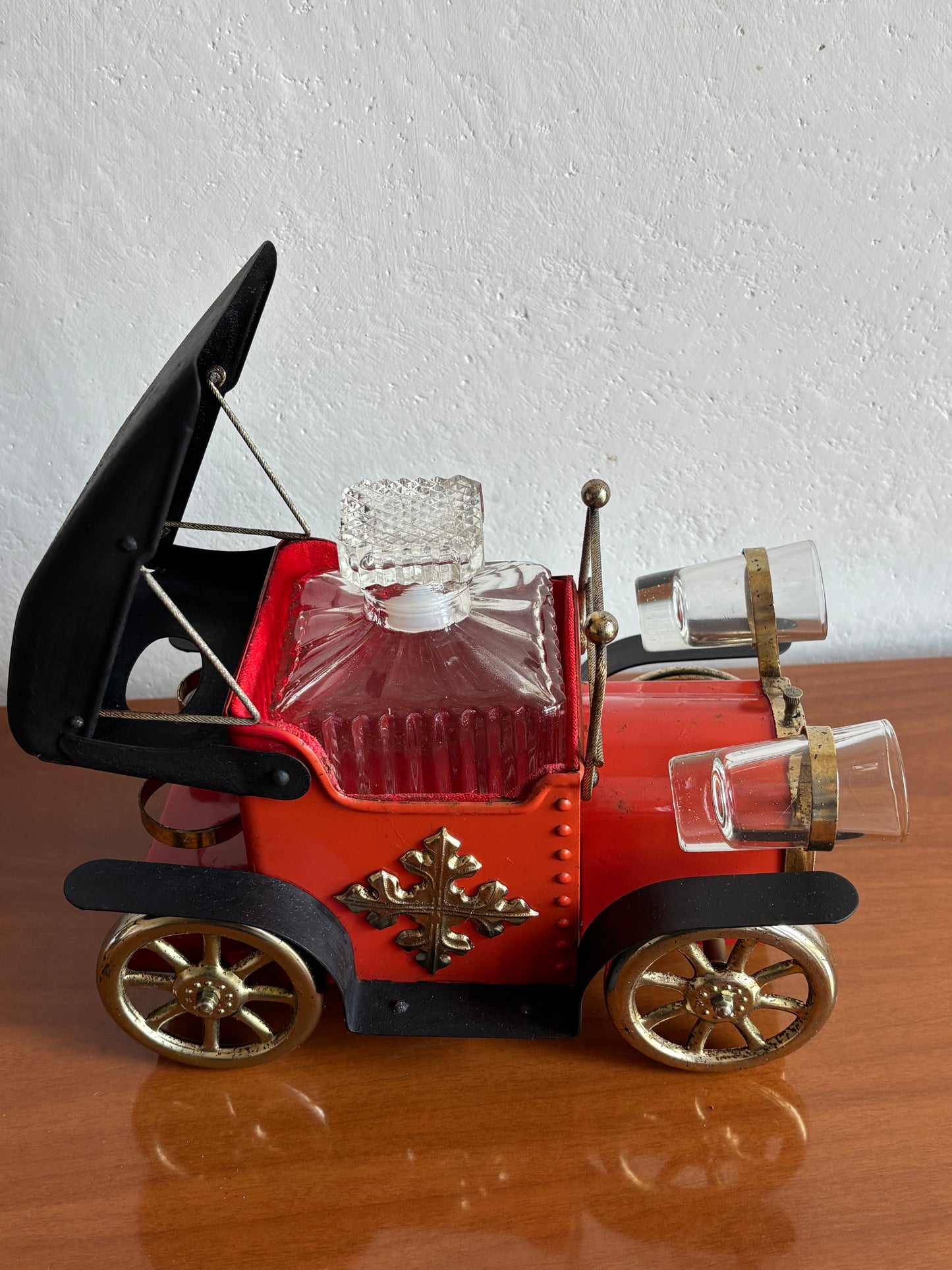 Carillon vintage da collezione a forma di automobile “Modello T” con bottiglia e bicchierini