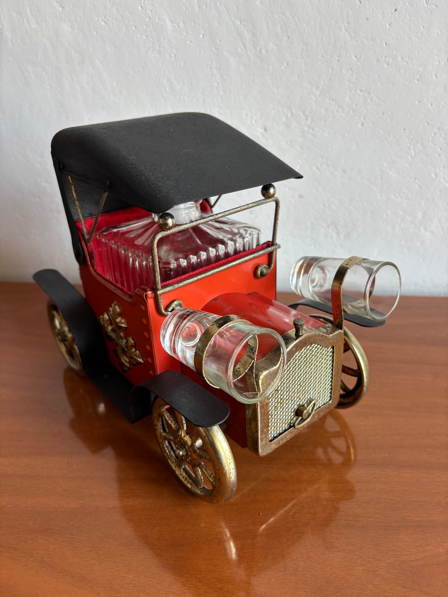 Carillon vintage da collezione a forma di automobile “Modello T” con bottiglia e bicchierini
