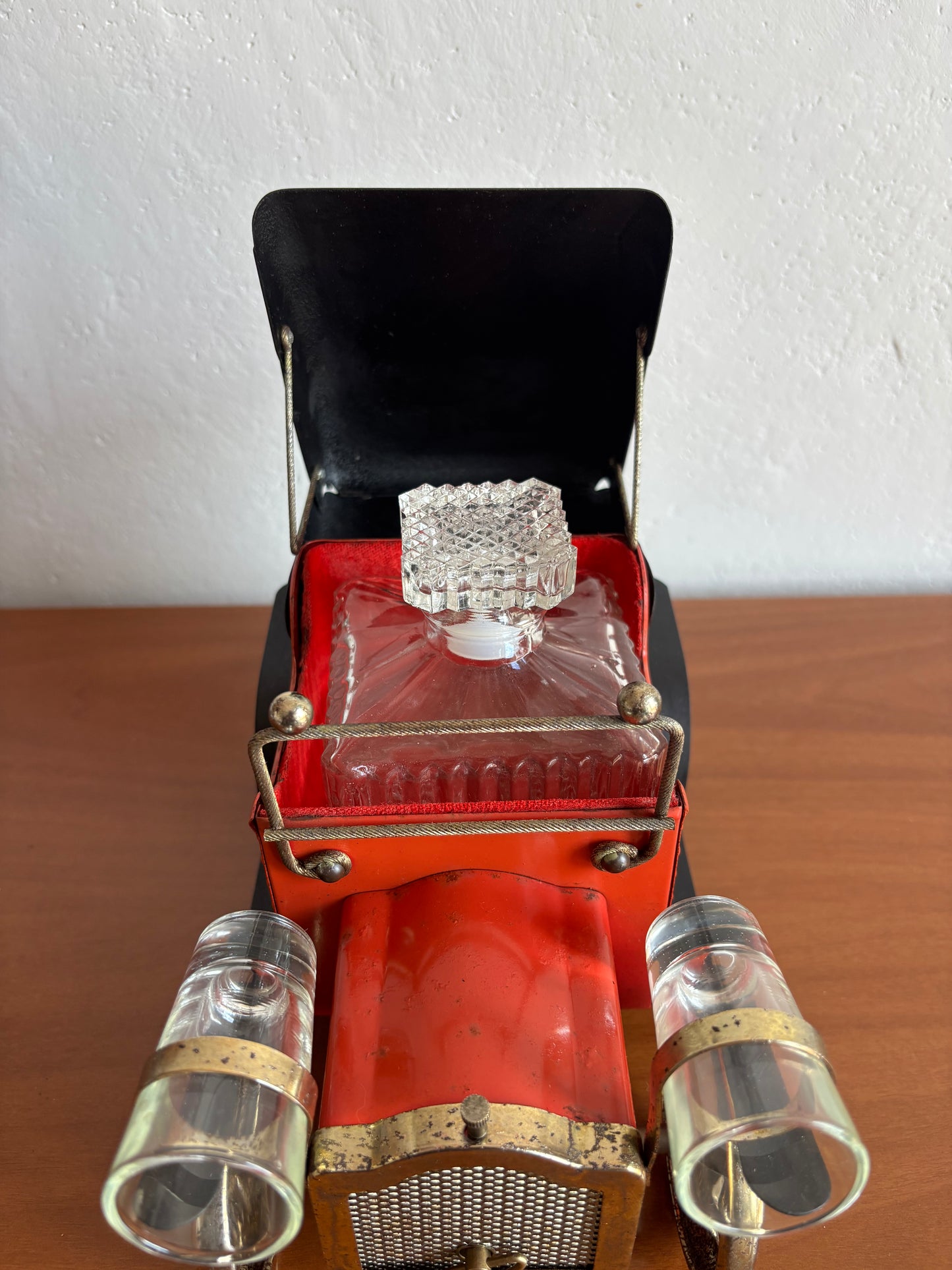 Carillon vintage da collezione a forma di automobile “Modello T” con bottiglia e bicchierini