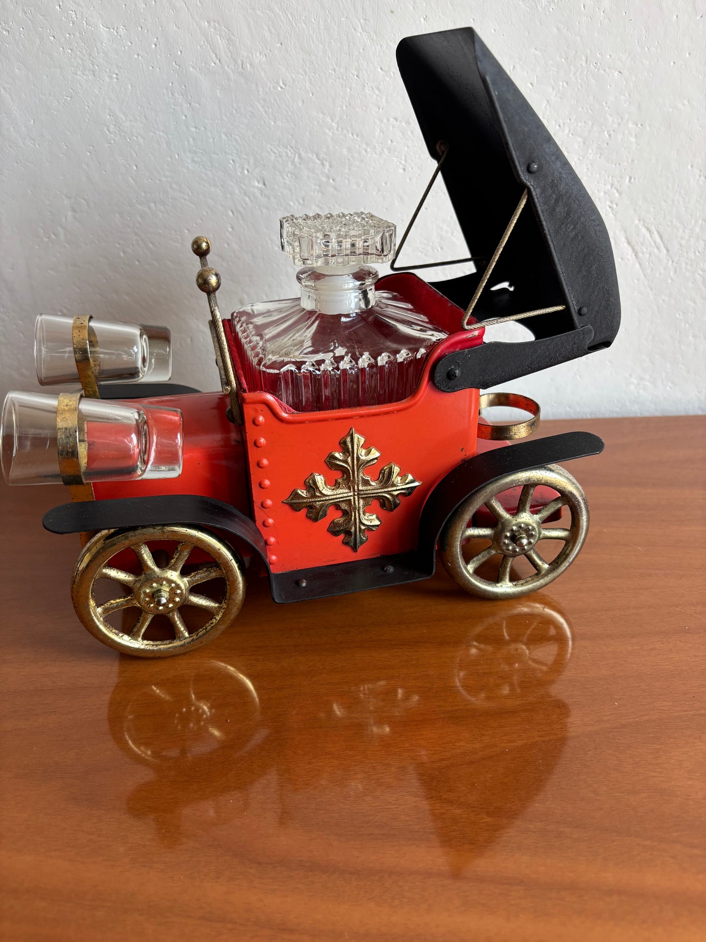 Carillon vintage da collezione a forma di automobile “Modello T” con bottiglia e bicchierini