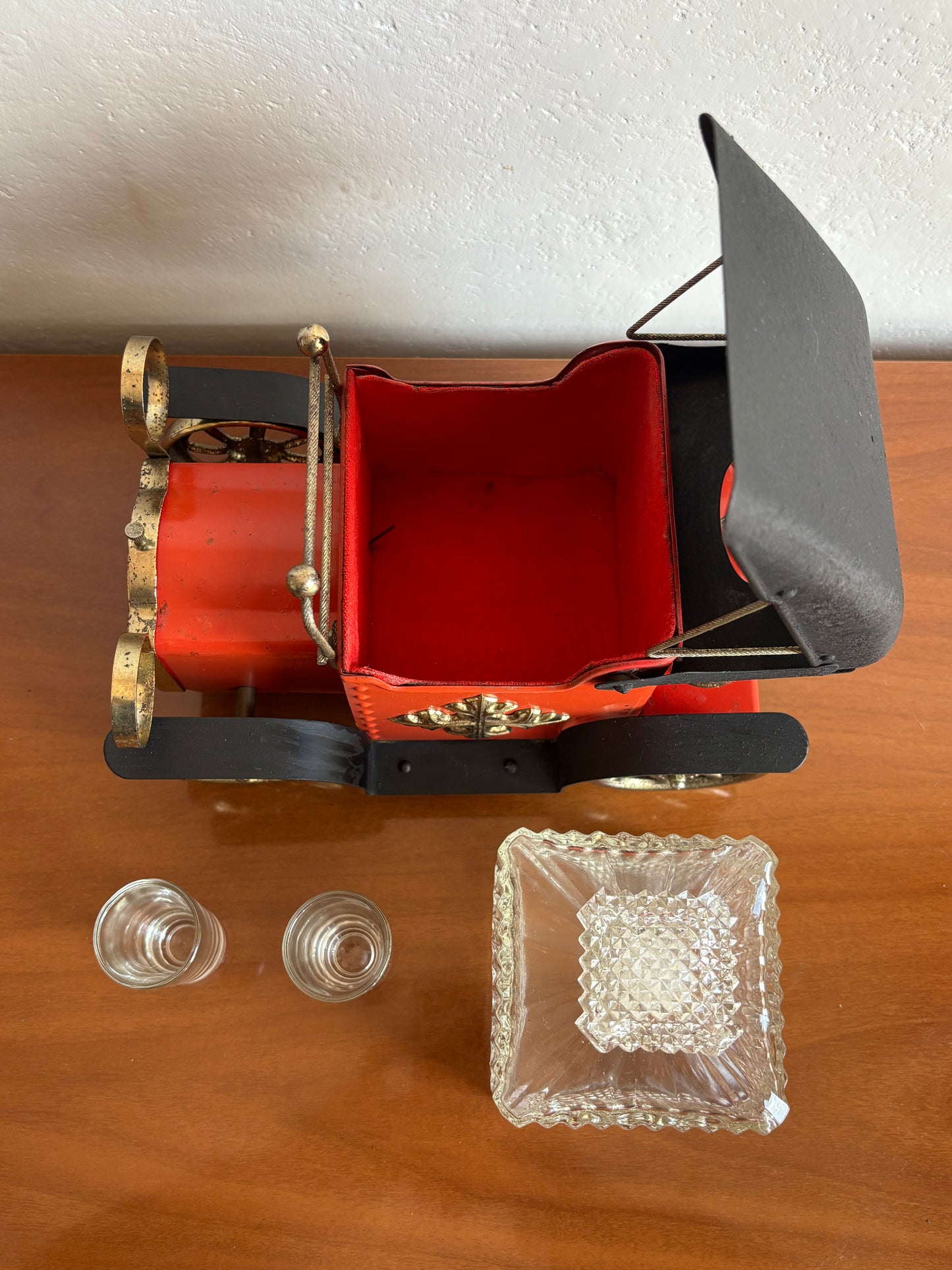 Carillon vintage da collezione a forma di automobile “Modello T” con bottiglia e bicchierini