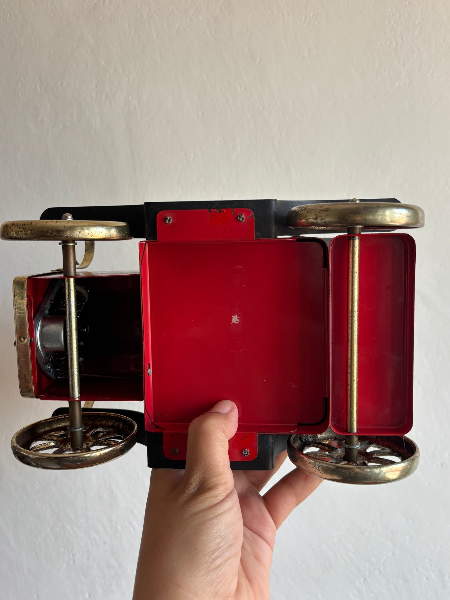 Carillon vintage da collezione a forma di automobile “Modello T” con bottiglia e bicchierini