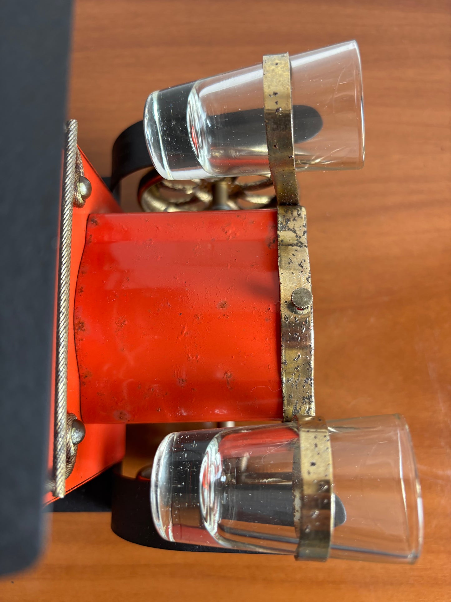 Carillon vintage da collezione a forma di automobile “Modello T” con bottiglia e bicchierini