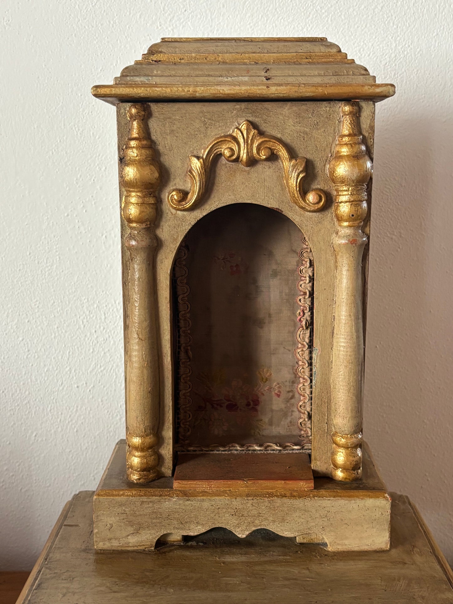 Antiker vergoldeter Holztabernakel mit Schublade – Sakrale Hauskapelle für Altar und Andacht