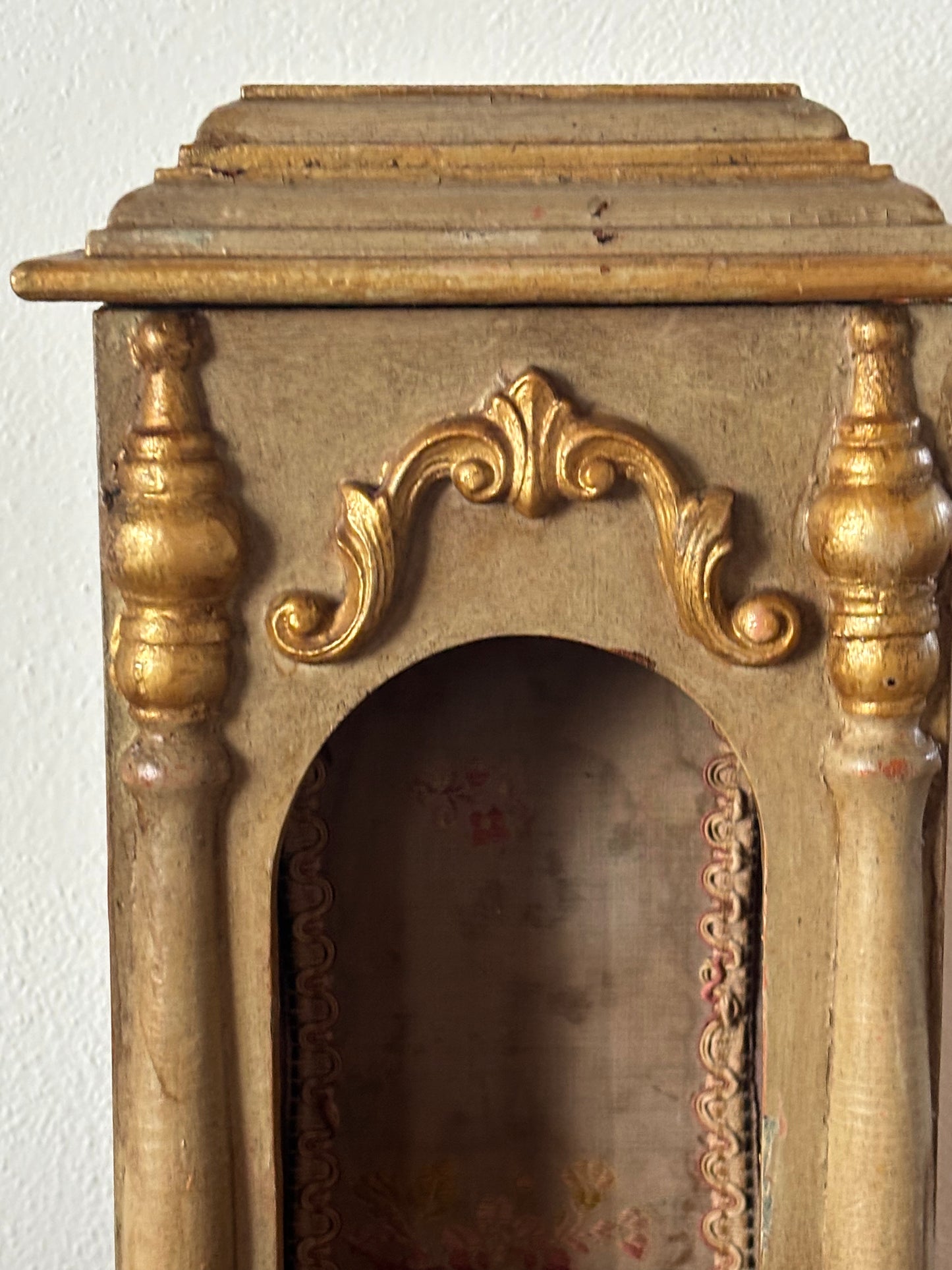 Antiker vergoldeter Holztabernakel mit Schublade – Sakrale Hauskapelle für Altar und Andacht