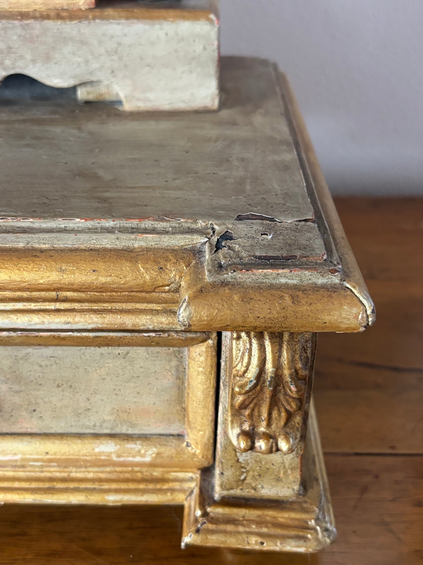 Antiker vergoldeter Holztabernakel mit Schublade – Sakrale Hauskapelle für Altar und Andacht