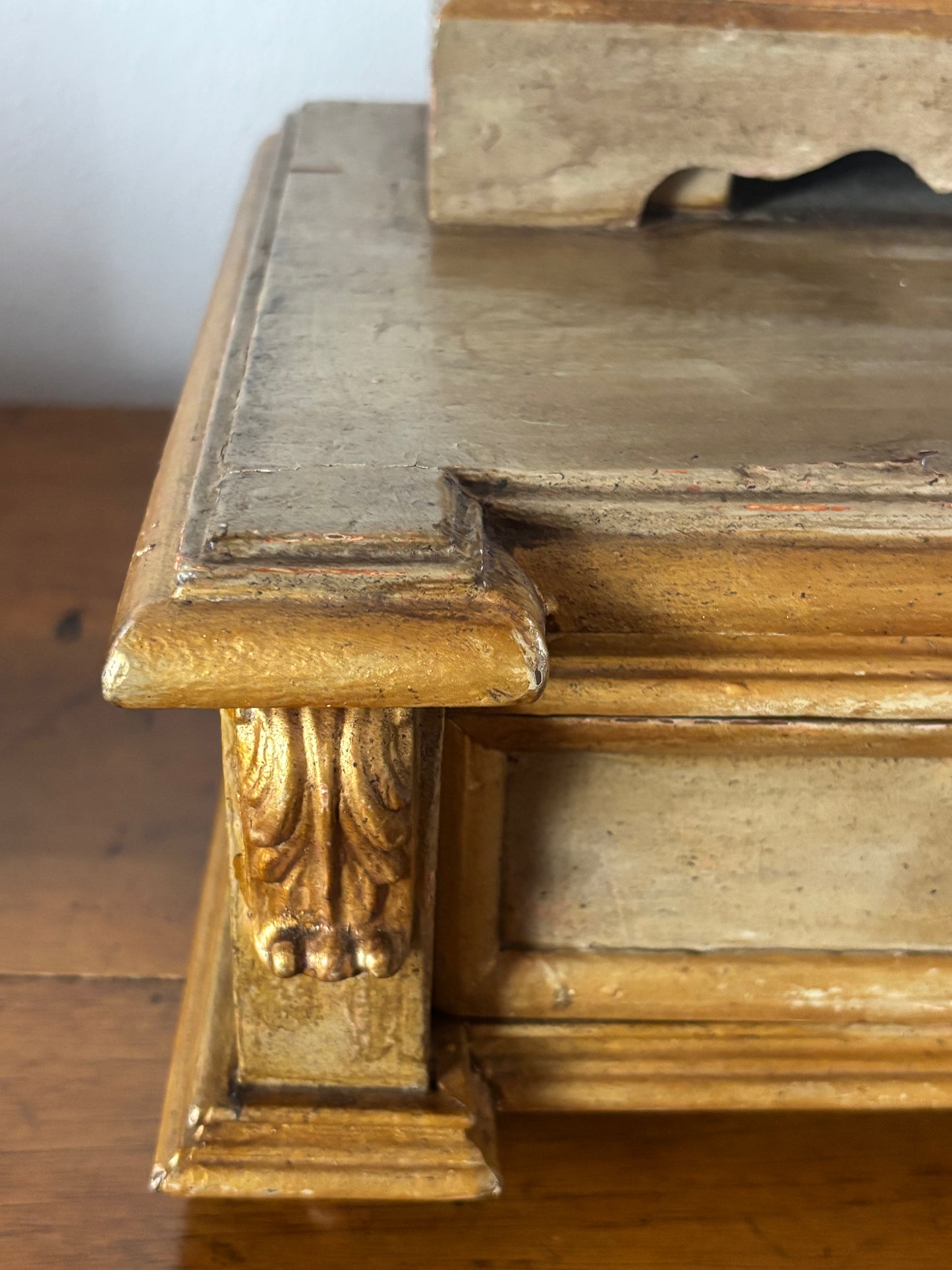 Antiker vergoldeter Holztabernakel mit Schublade – Sakrale Hauskapelle für Altar und Andacht