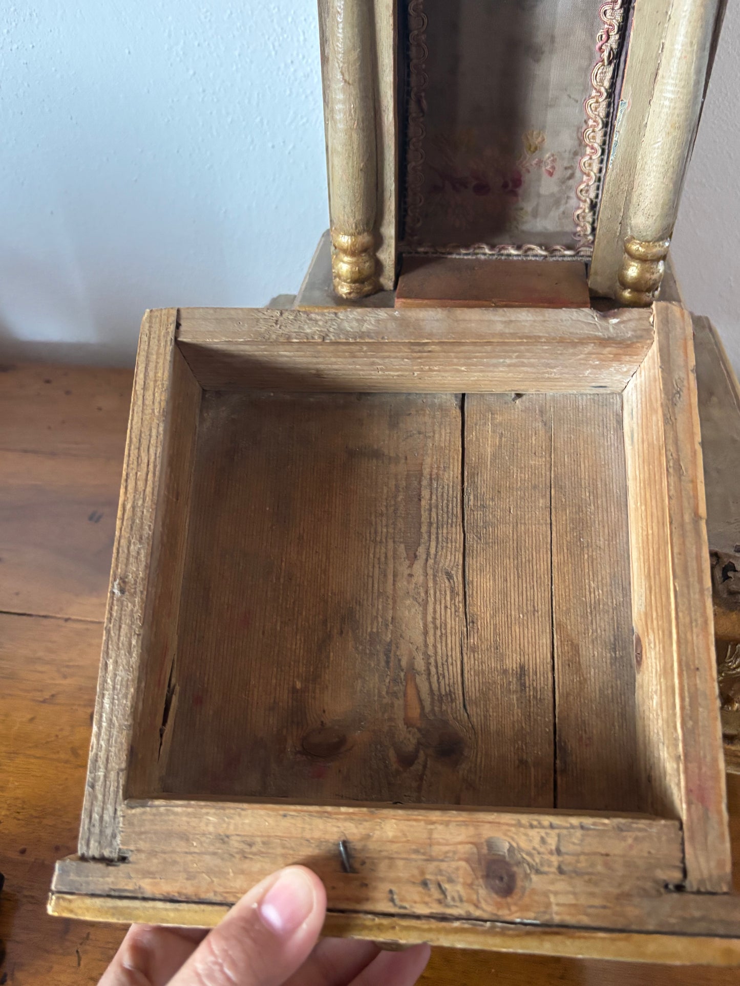 Antiker vergoldeter Holztabernakel mit Schublade – Sakrale Hauskapelle für Altar und Andacht