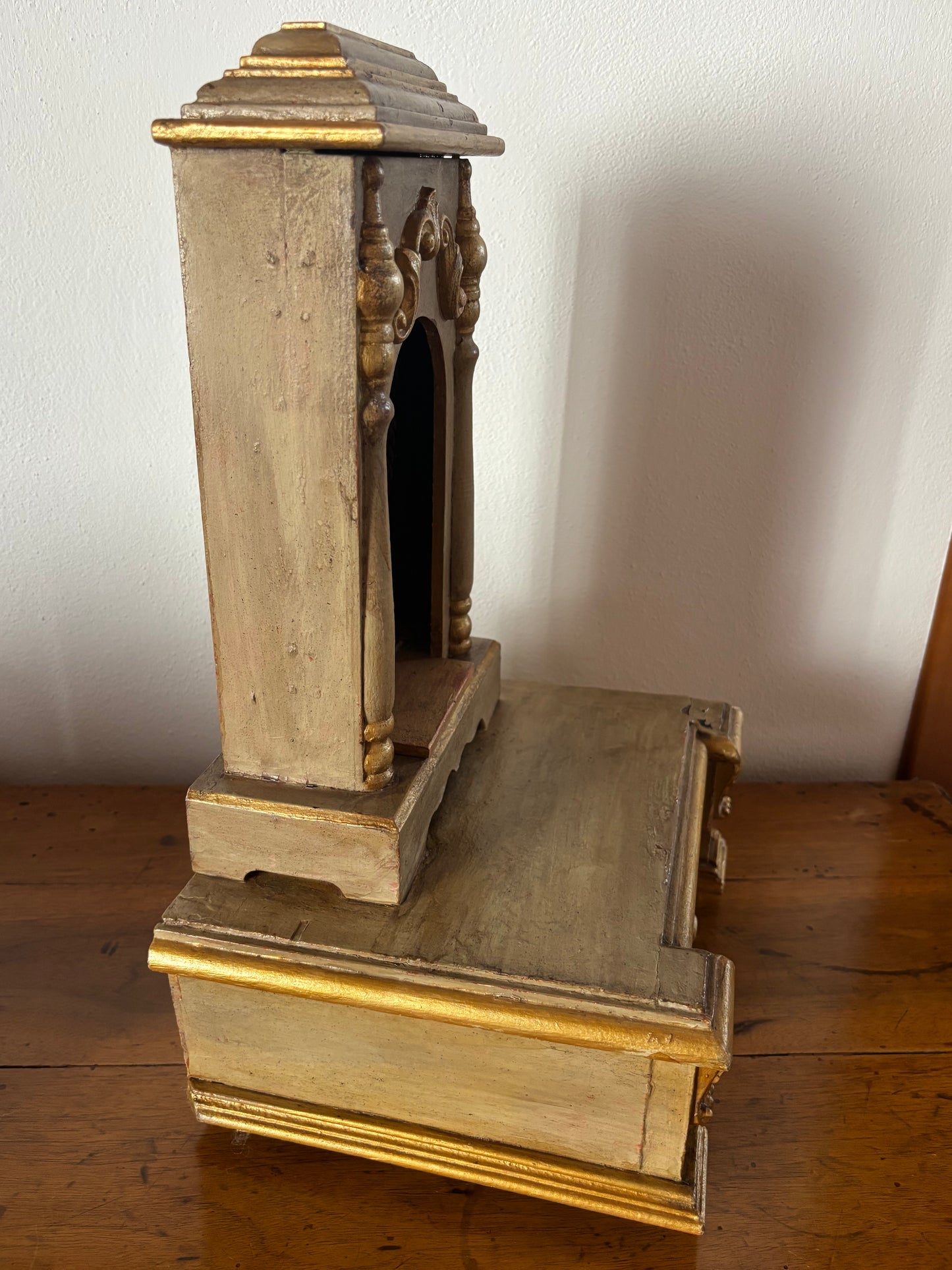 Antiker vergoldeter Holztabernakel mit Schublade – Sakrale Hauskapelle für Altar und Andacht