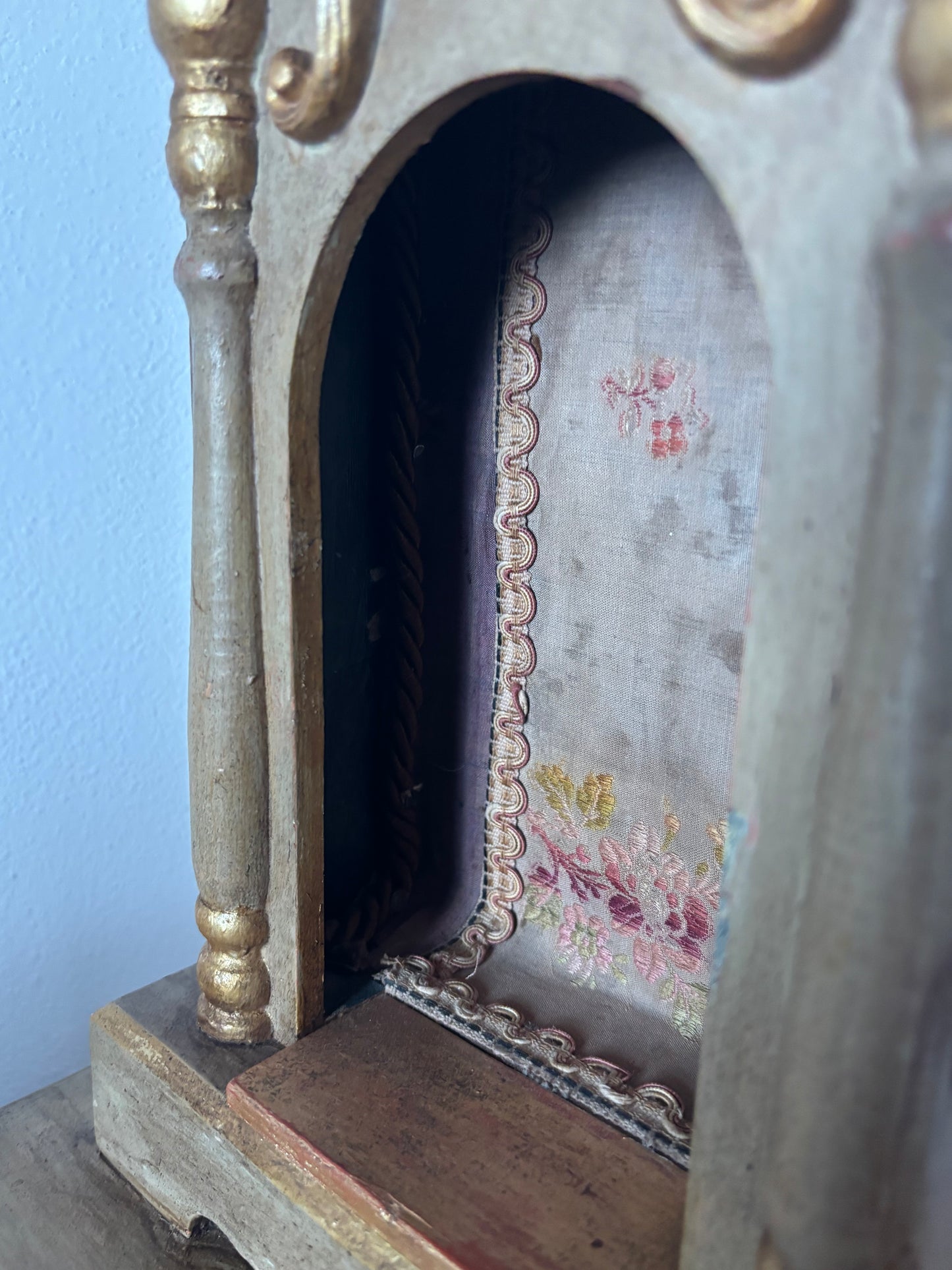 Antiker vergoldeter Holztabernakel mit Schublade – Sakrale Hauskapelle für Altar und Andacht