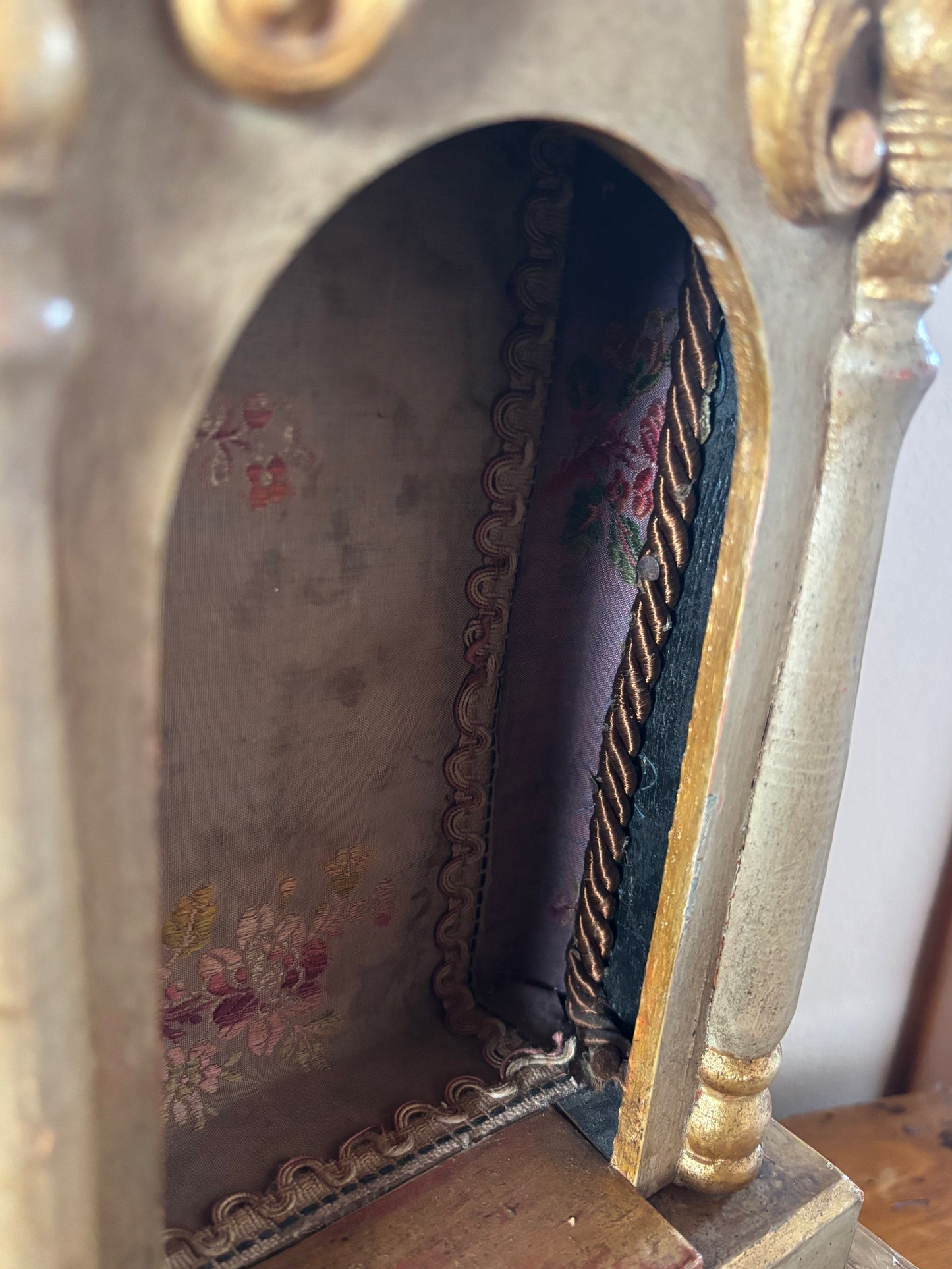 Antiker vergoldeter Holztabernakel mit Schublade – Sakrale Hauskapelle für Altar und Andacht