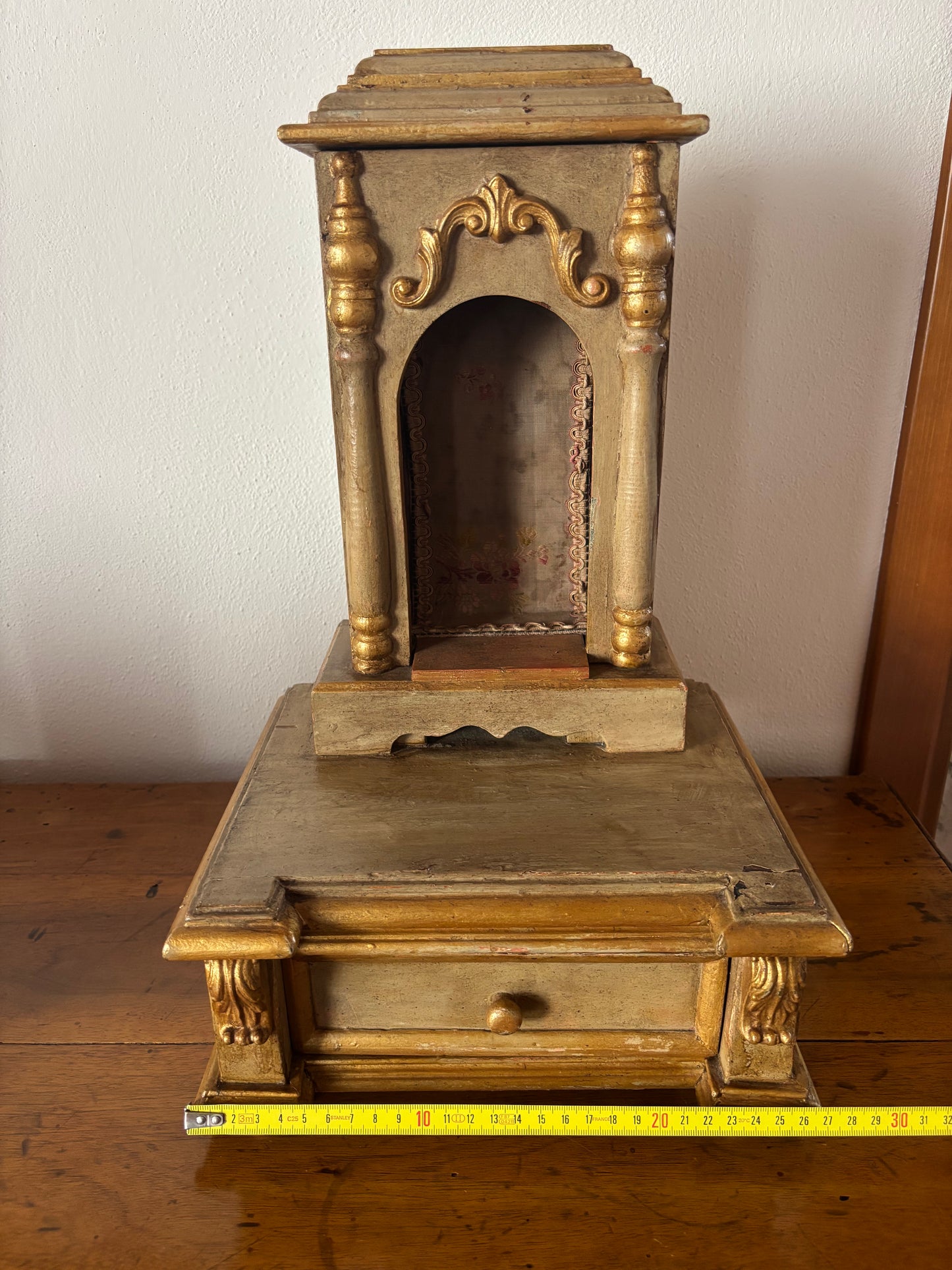 Antiker vergoldeter Holztabernakel mit Schublade – Sakrale Hauskapelle für Altar und Andacht