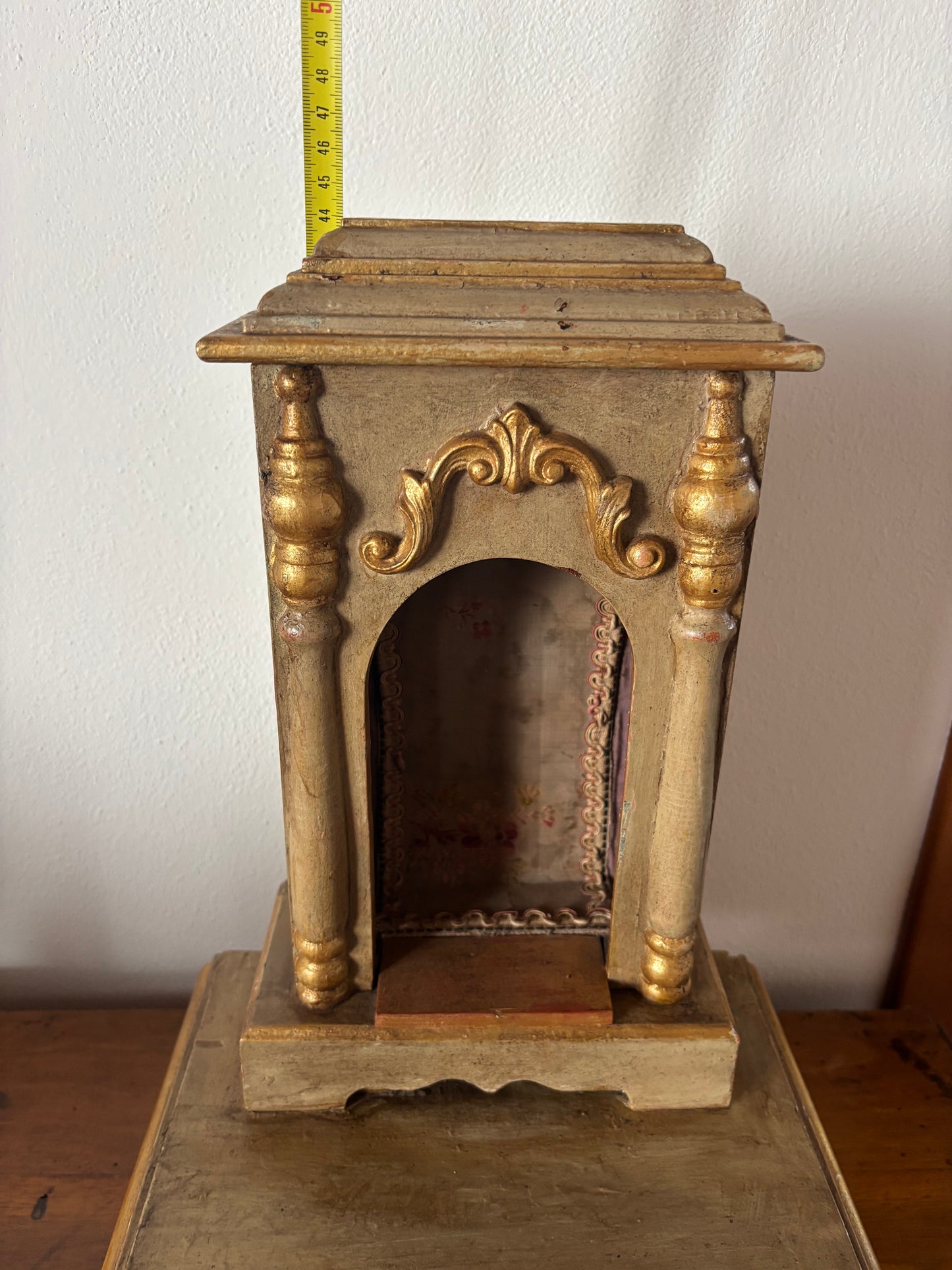 Antiker vergoldeter Holztabernakel mit Schublade – Sakrale Hauskapelle für Altar und Andacht