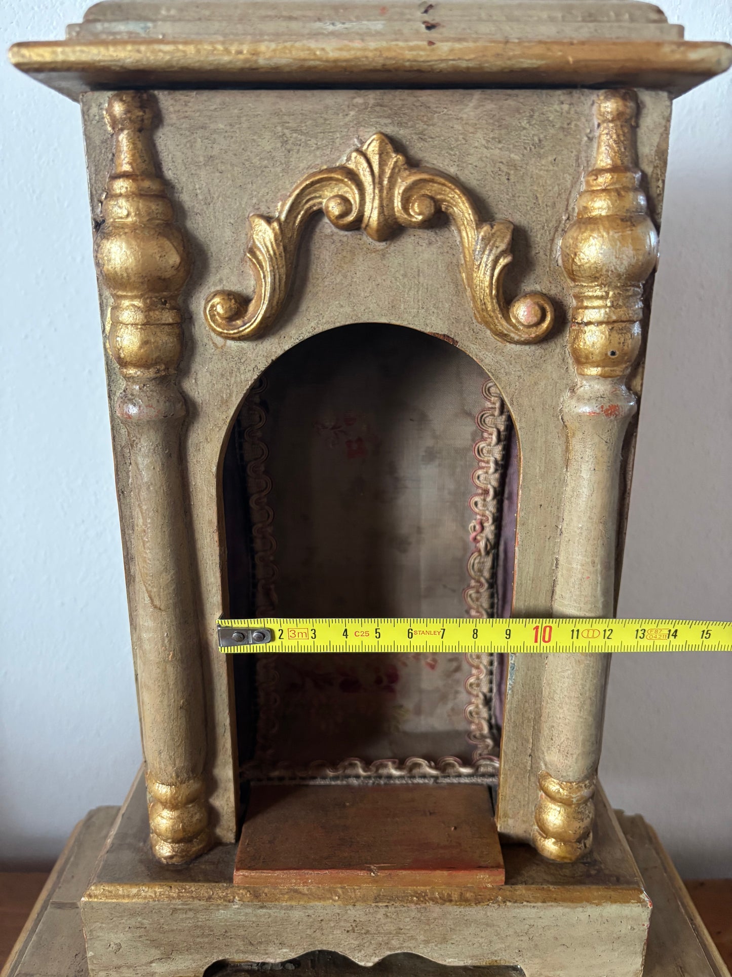 Antiker vergoldeter Holztabernakel mit Schublade – Sakrale Hauskapelle für Altar und Andacht