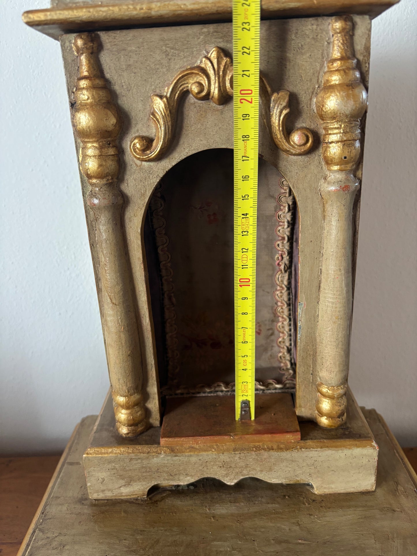 Antiker vergoldeter Holztabernakel mit Schublade – Sakrale Hauskapelle für Altar und Andacht