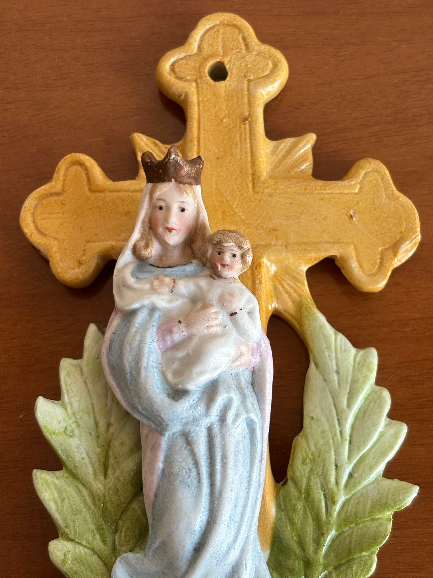 Keramik‑Weihwasserbecken mit Madonna und Kind
