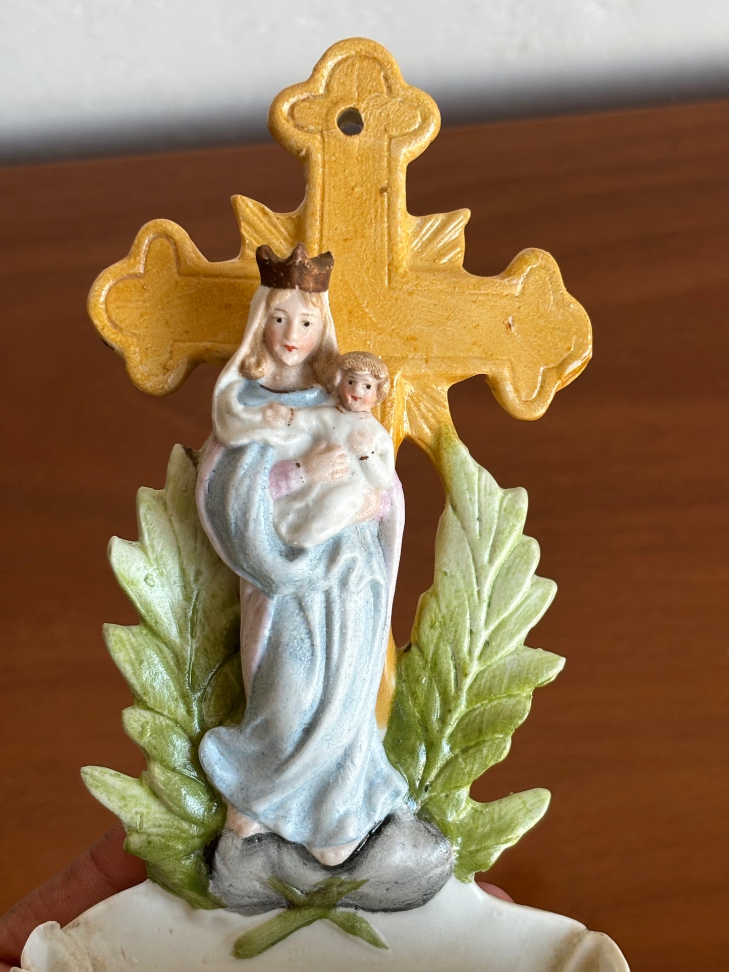 Keramik‑Weihwasserbecken mit Madonna und Kind