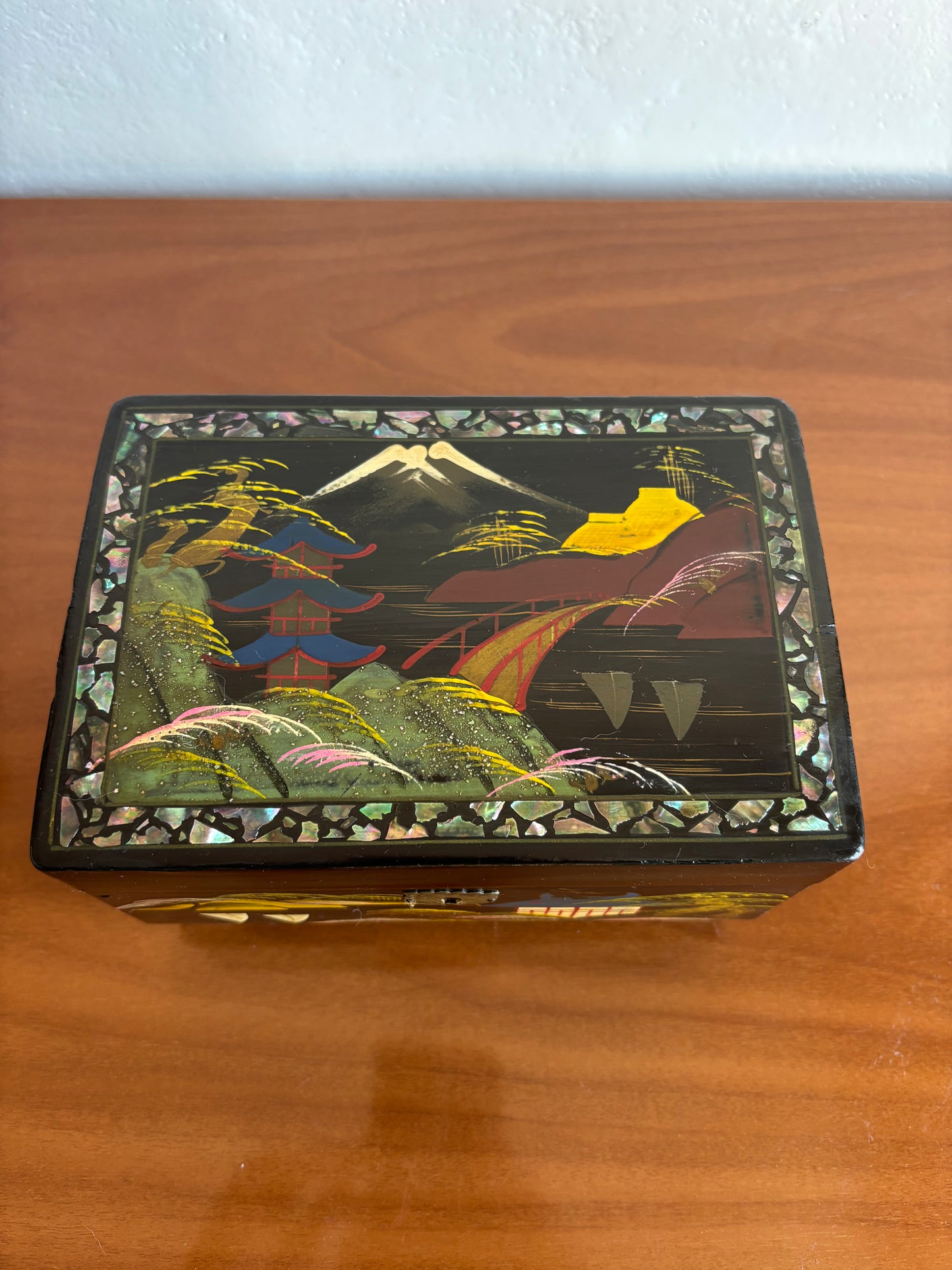 Vintage‑Schmuckkästchen aus Japan mit Spieluhr und bemaltem Spiegel