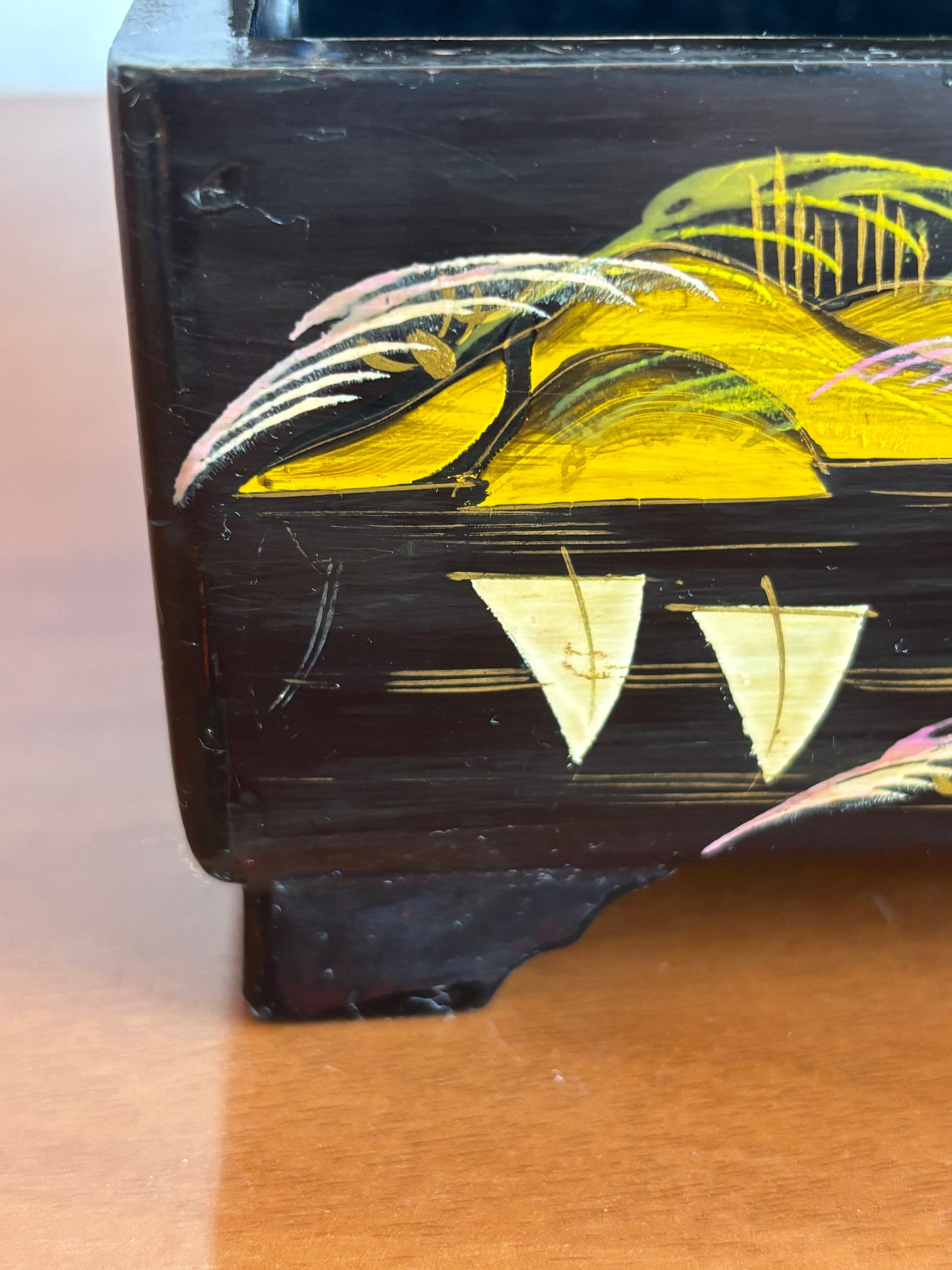 Vintage‑Schmuckkästchen aus Japan mit Spieluhr und bemaltem Spiegel