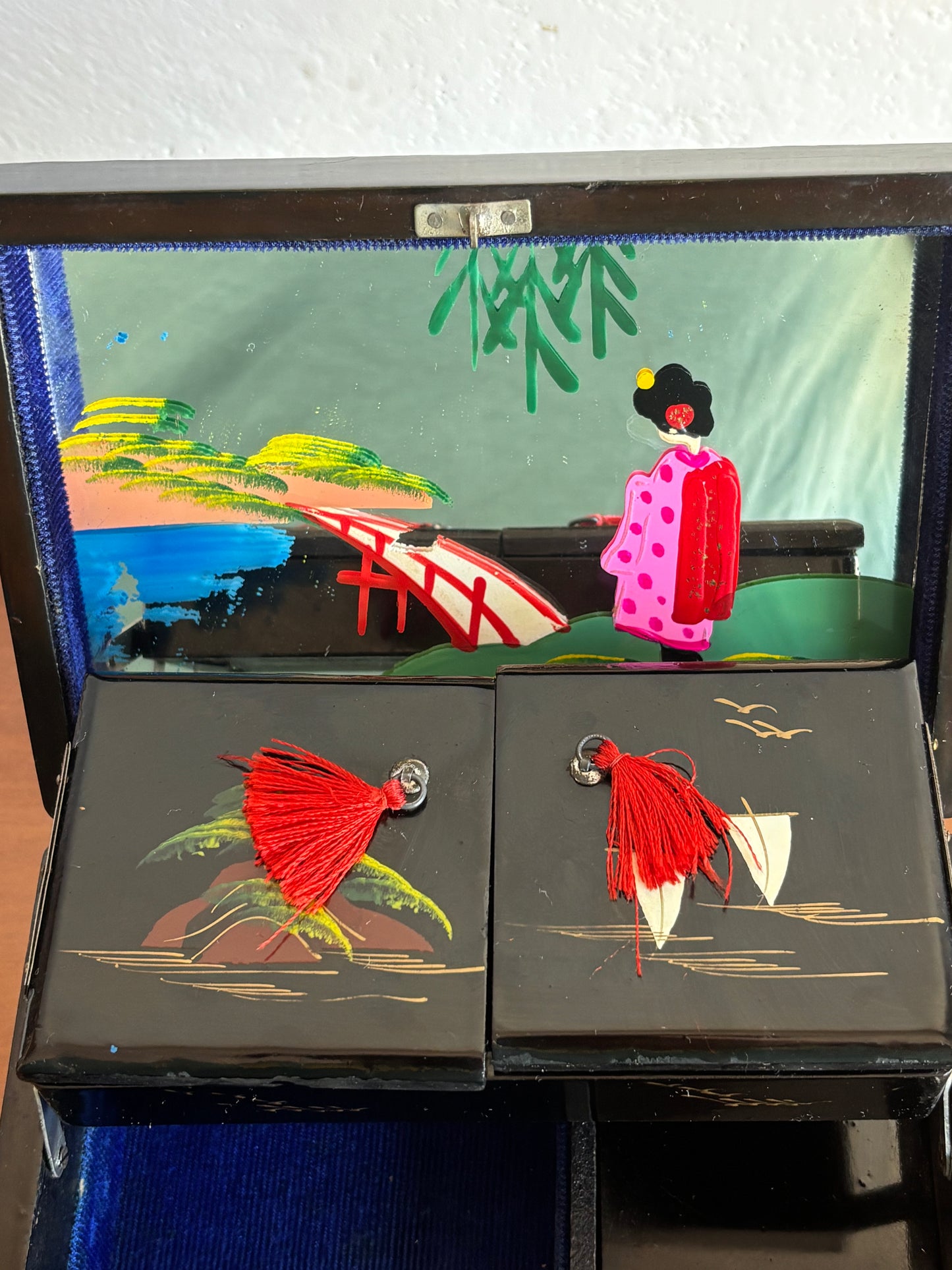 Vintage‑Schmuckkästchen aus Japan mit Spieluhr und bemaltem Spiegel