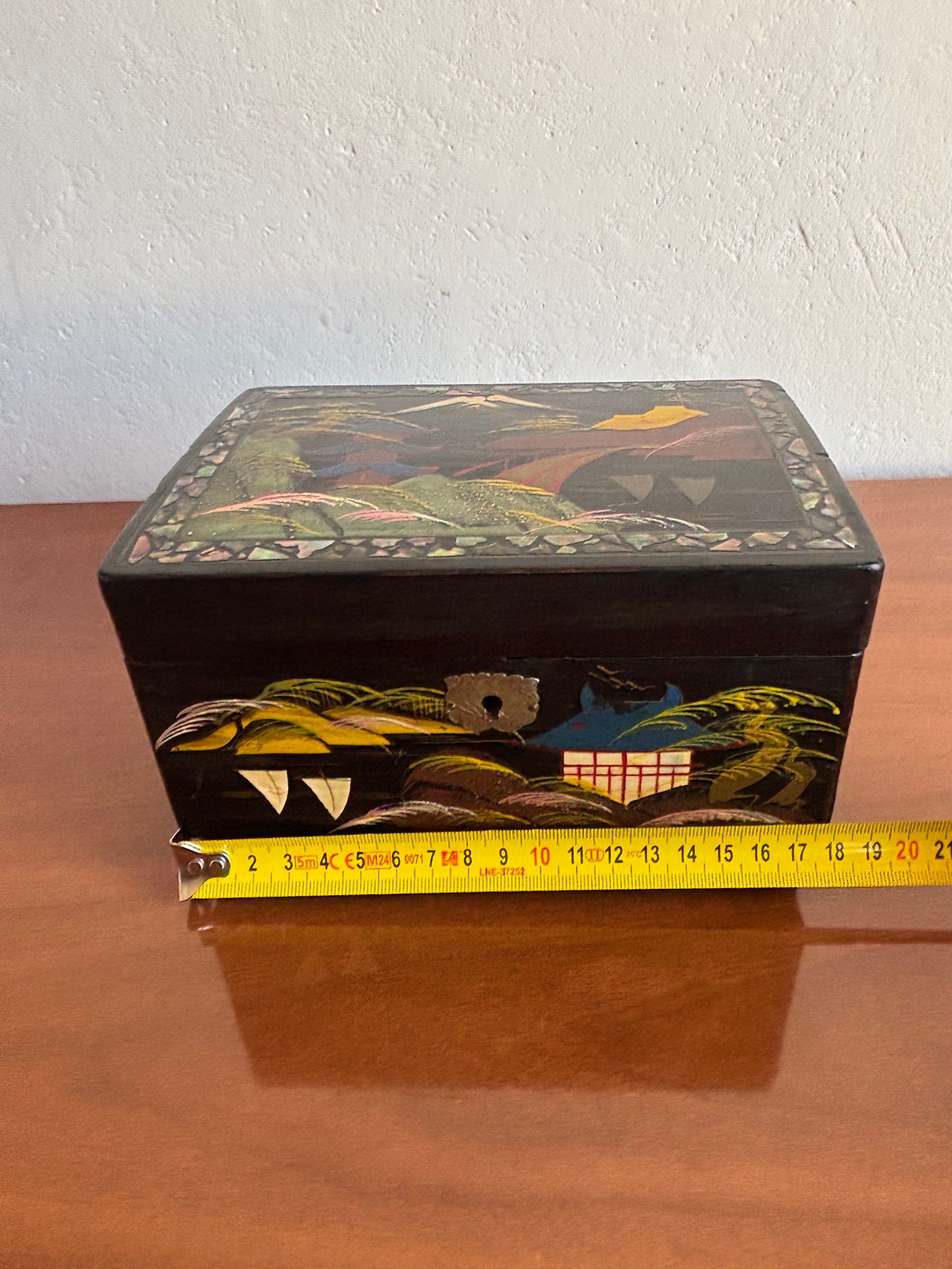 Vintage‑Schmuckkästchen aus Japan mit Spieluhr und bemaltem Spiegel