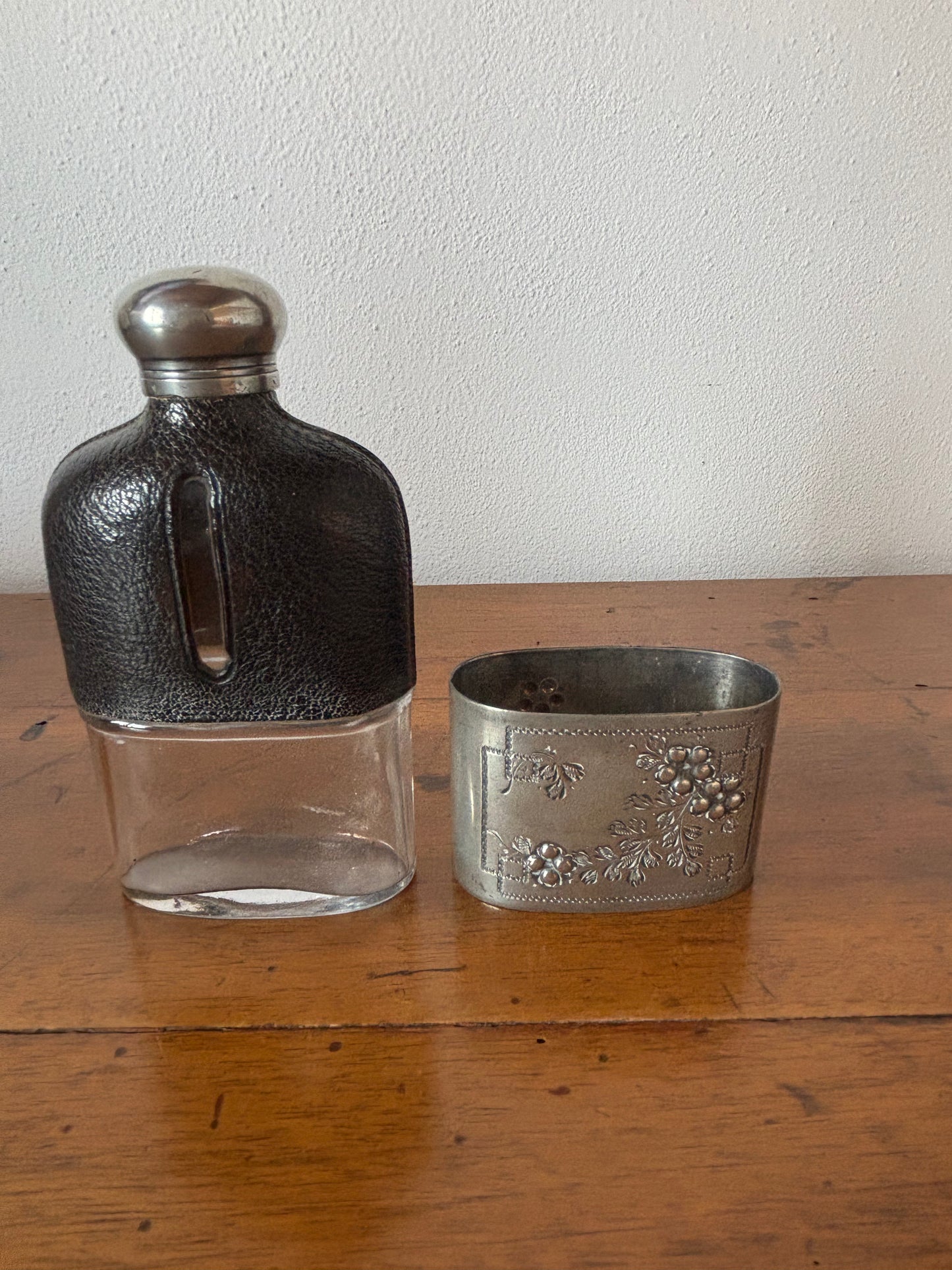 Fiaschetta Tascabile Vintage in Vetro e Metallo con Rivestimento in Pelle – Collezionismo Retrò