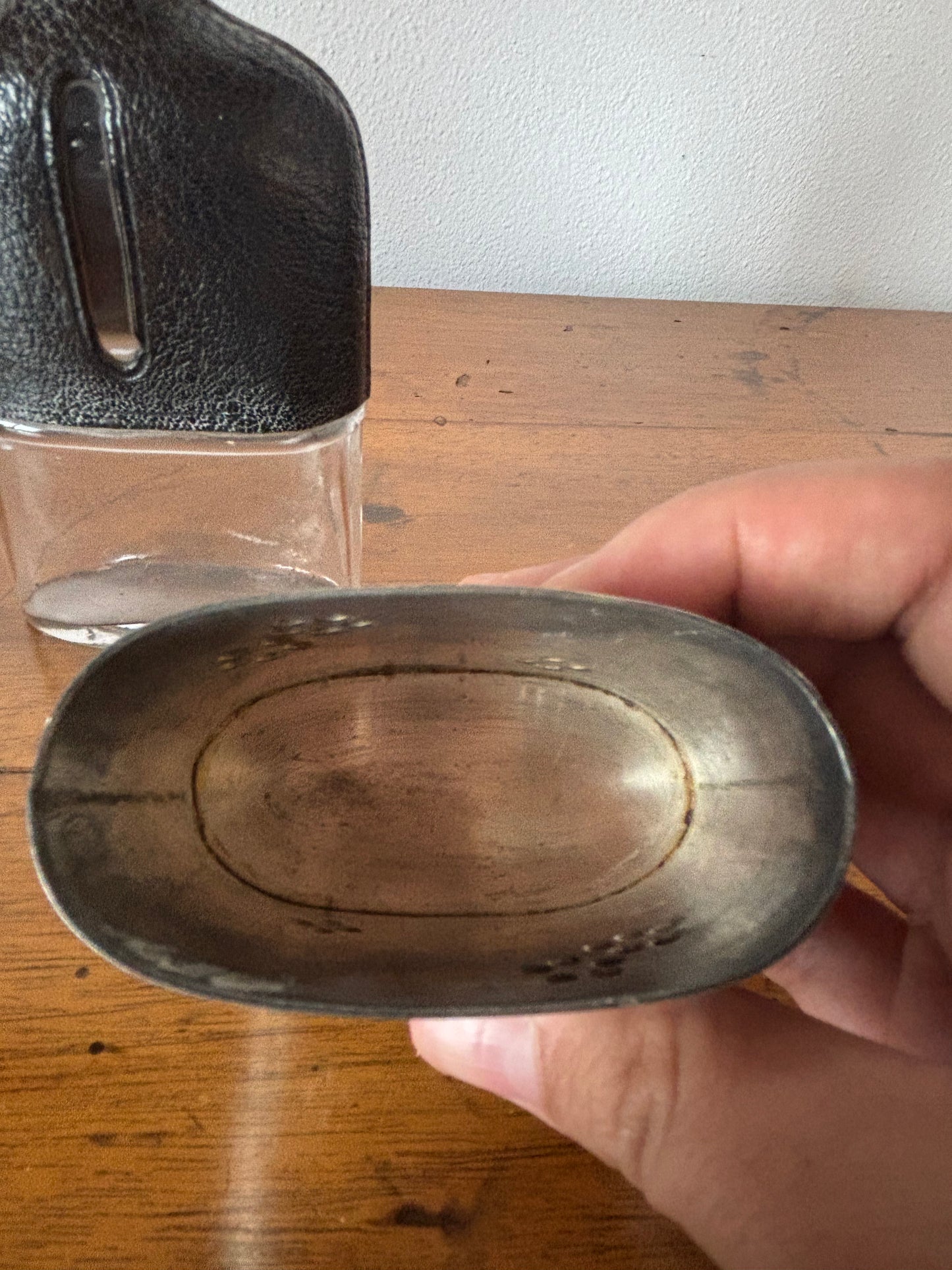 Fiaschetta Tascabile Vintage in Vetro e Metallo con Rivestimento in Pelle – Collezionismo Retrò