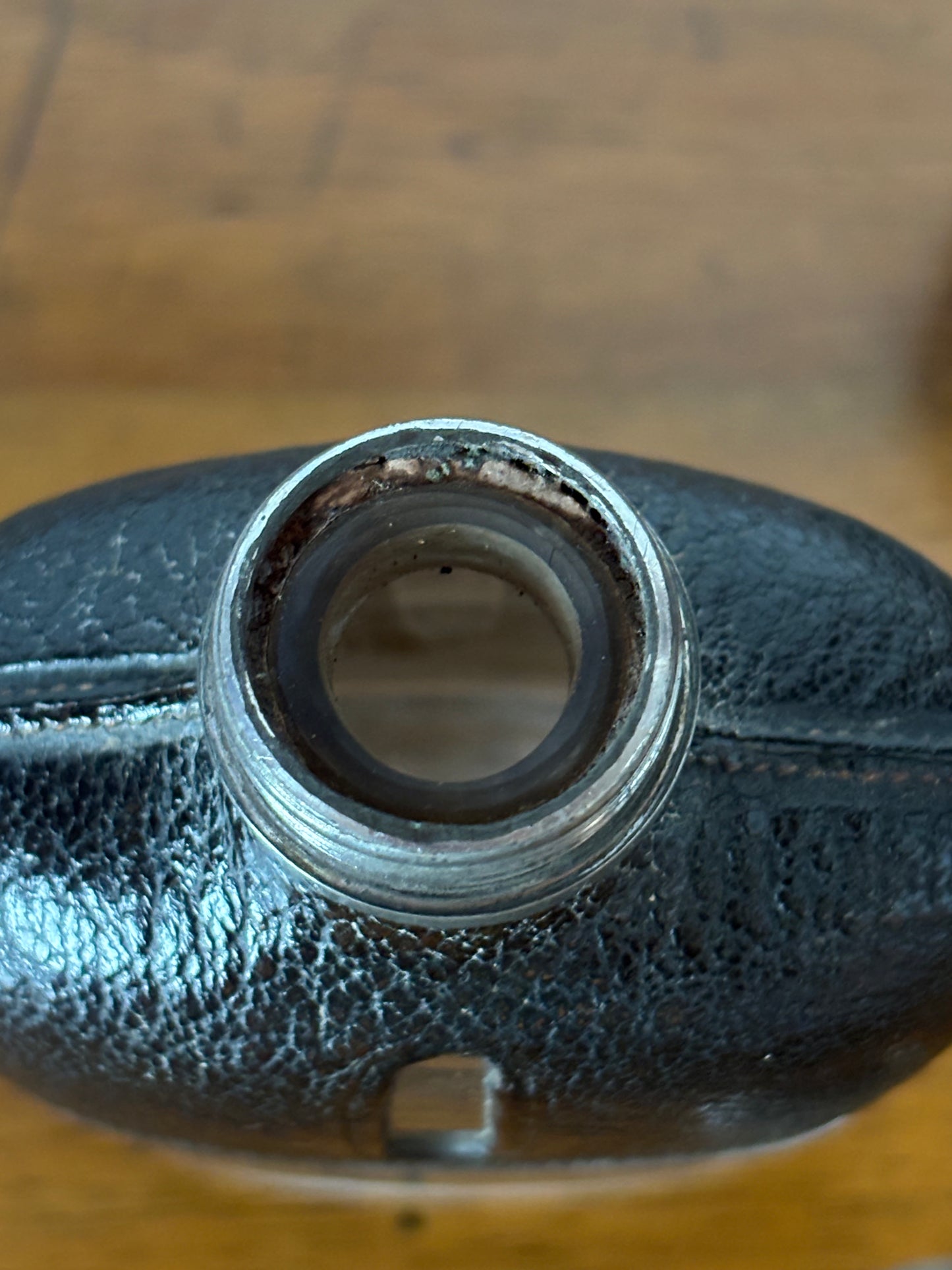 Fiaschetta Tascabile Vintage in Vetro e Metallo con Rivestimento in Pelle – Collezionismo Retrò