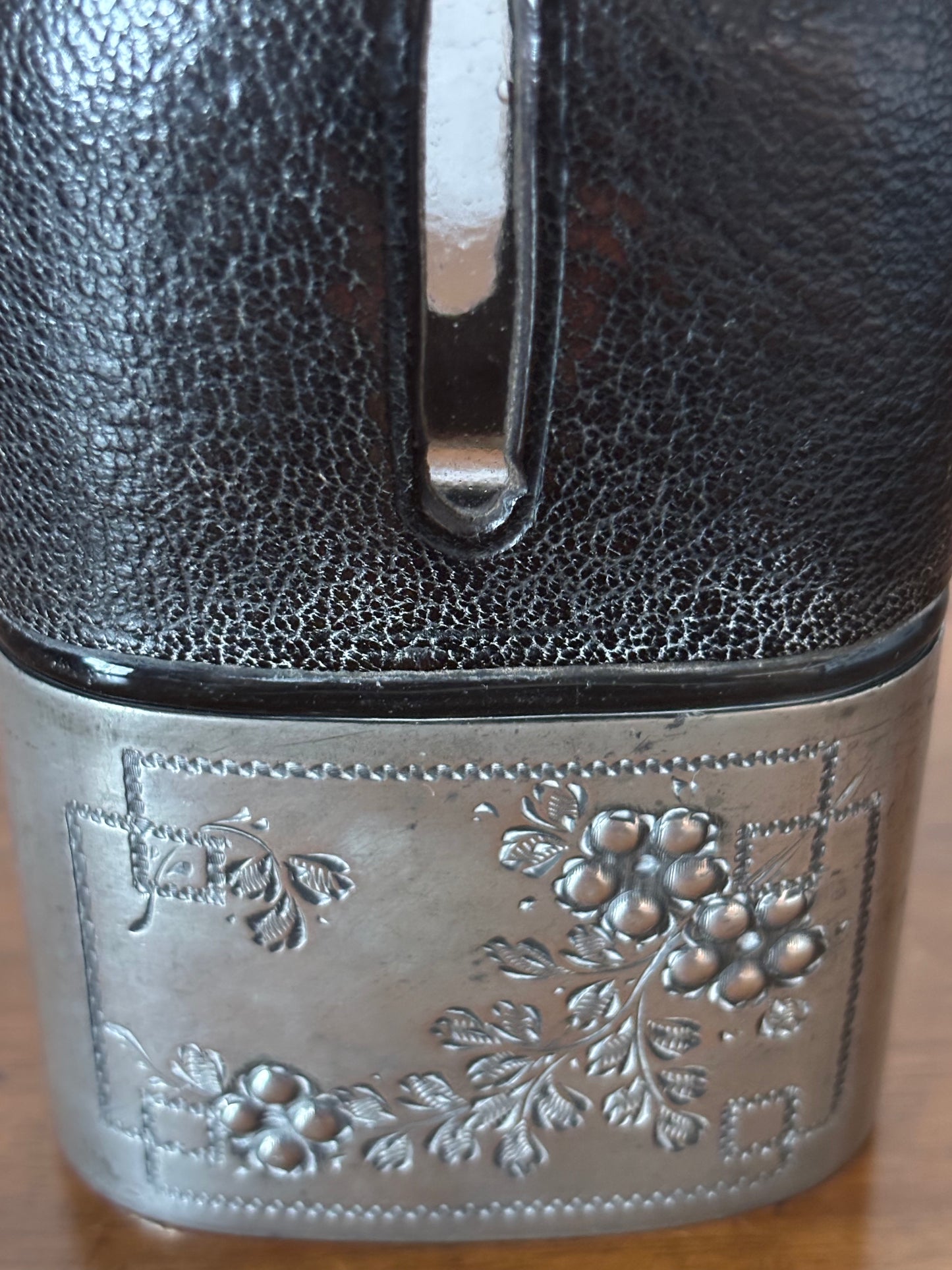 Fiaschetta Tascabile Vintage in Vetro e Metallo con Rivestimento in Pelle – Collezionismo Retrò
