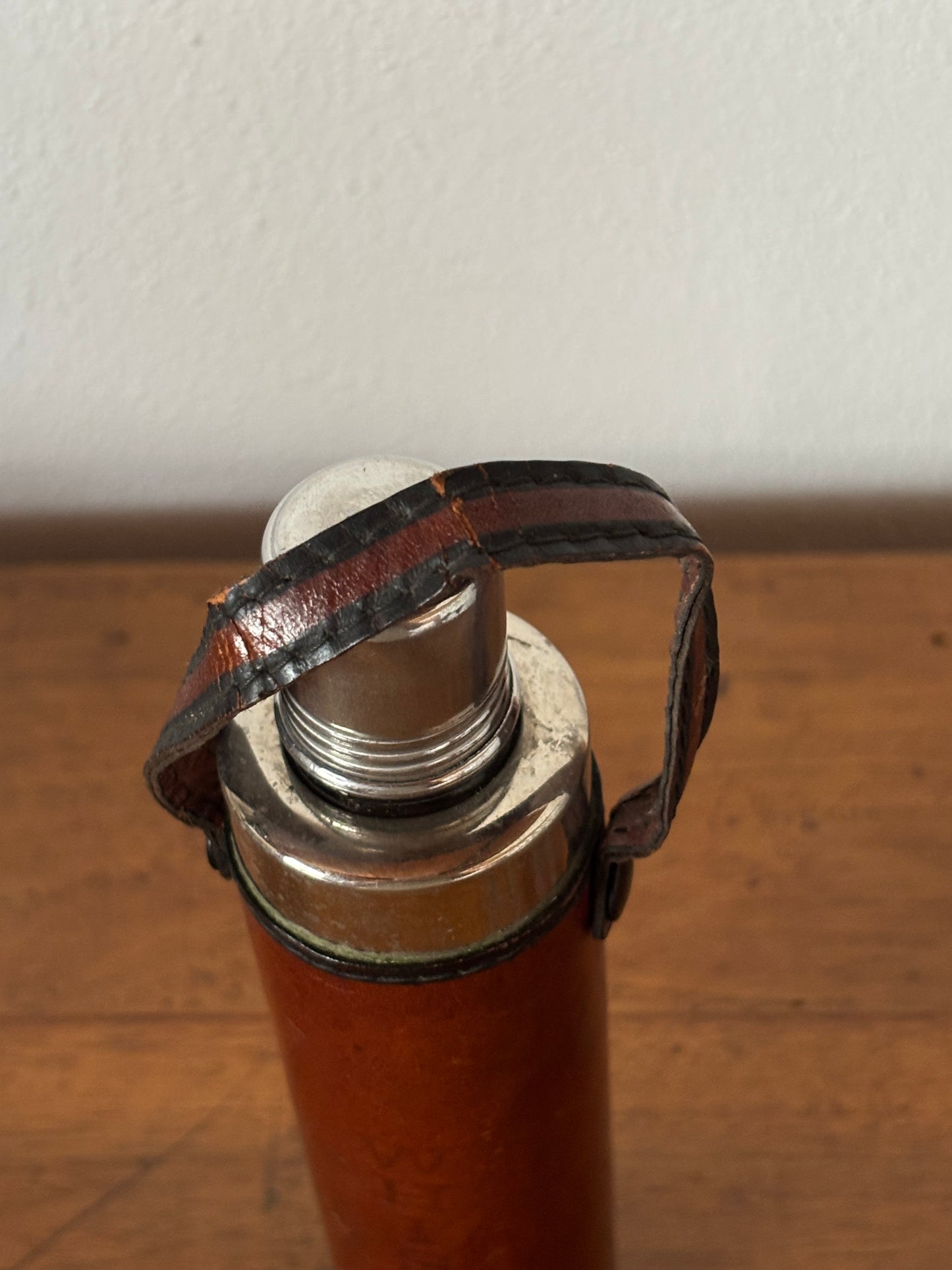 Fiaschetta Portatile per Whisky Vintage in Vetro con Rivestimento in Similpelle e Coperchio in Metallo