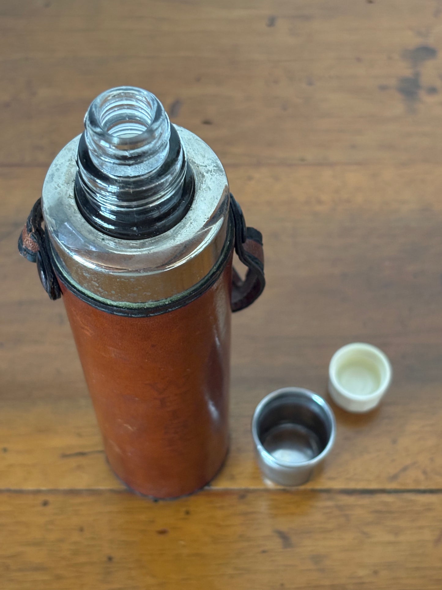 Fiaschetta Portatile per Whisky Vintage in Vetro con Rivestimento in Similpelle e Coperchio in Metallo