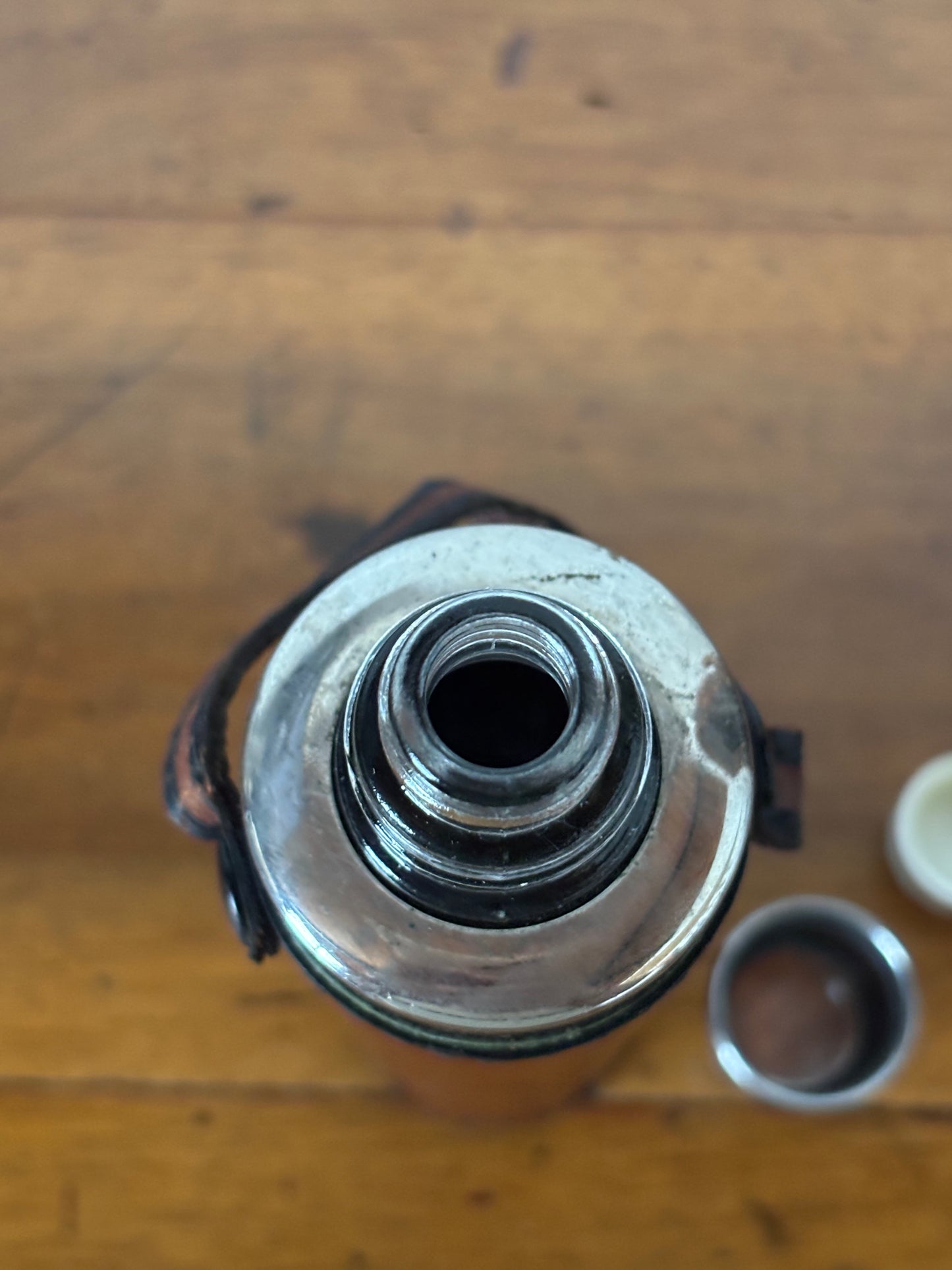 Fiaschetta Portatile per Whisky Vintage in Vetro con Rivestimento in Similpelle e Coperchio in Metallo